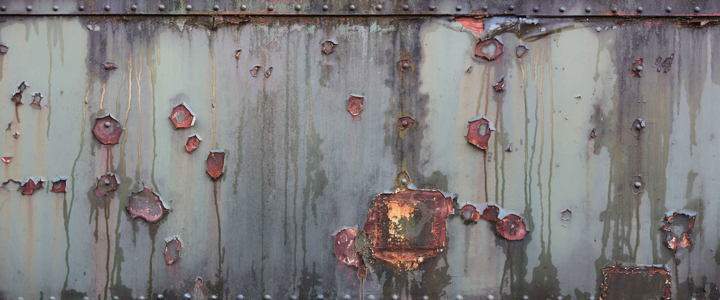             Metallwand – Fototapete Industrial mit Rost & Used Look
        