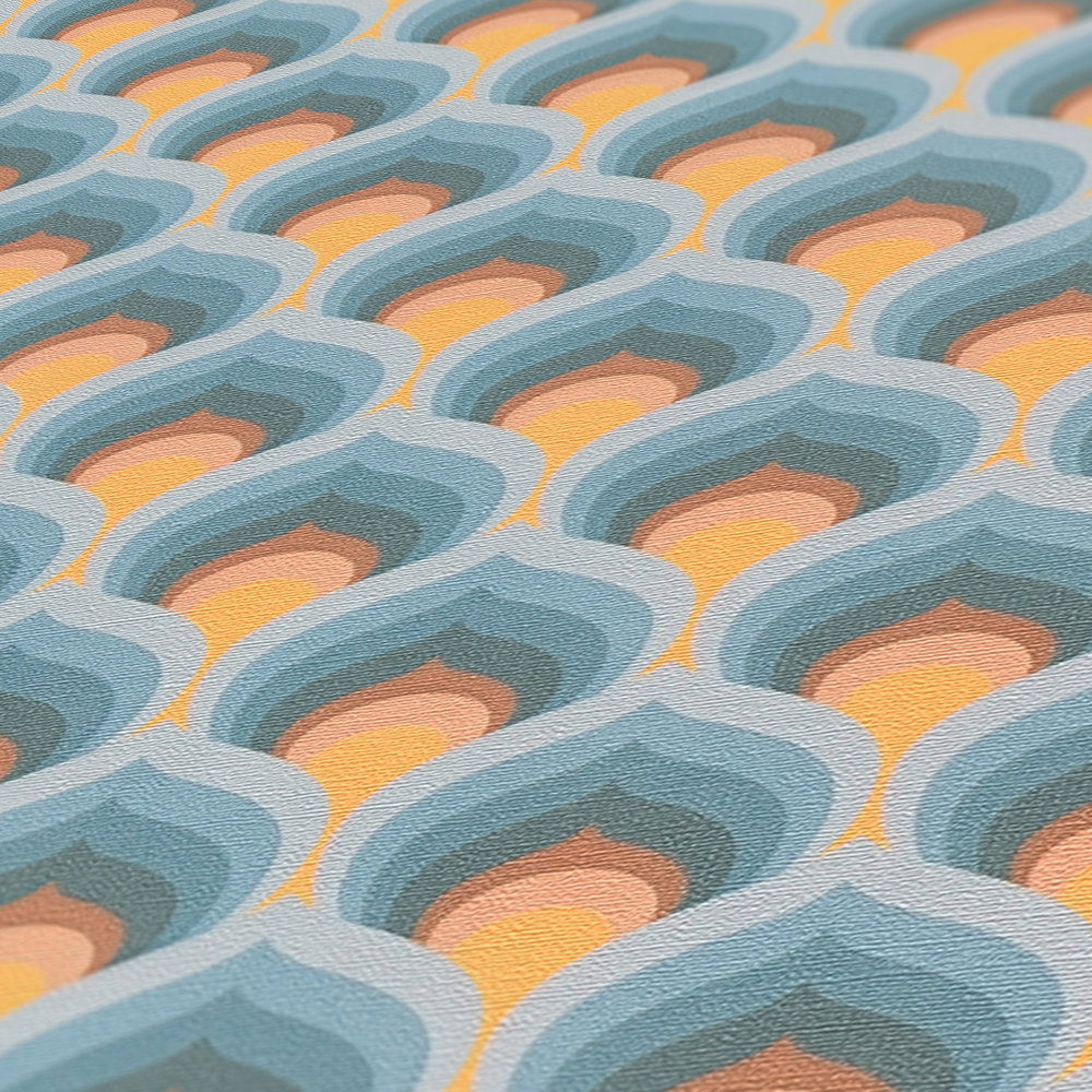             Vliestapete mit Retro Schuppenmuster – Blau, Braun, Gelb
        