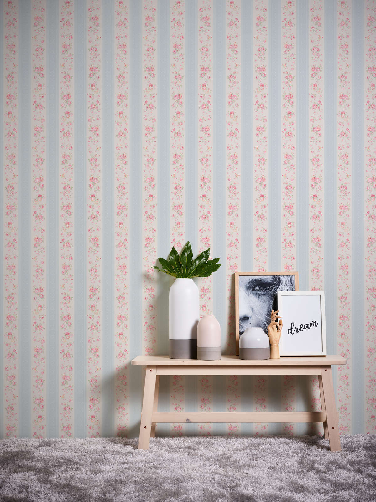 Vliestapete mit Streifen, Blumen und Punkten – Blau, Weiß, Rosa