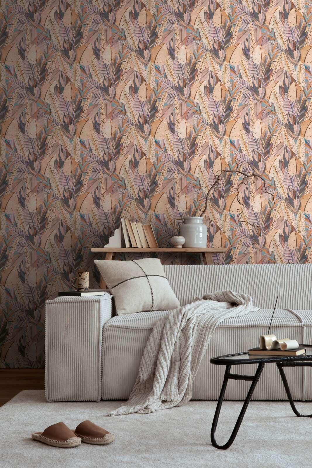             Tropisch inspirierte Vliestapete mit wildem Blätterdesign, feine Struktur – Bunt
        