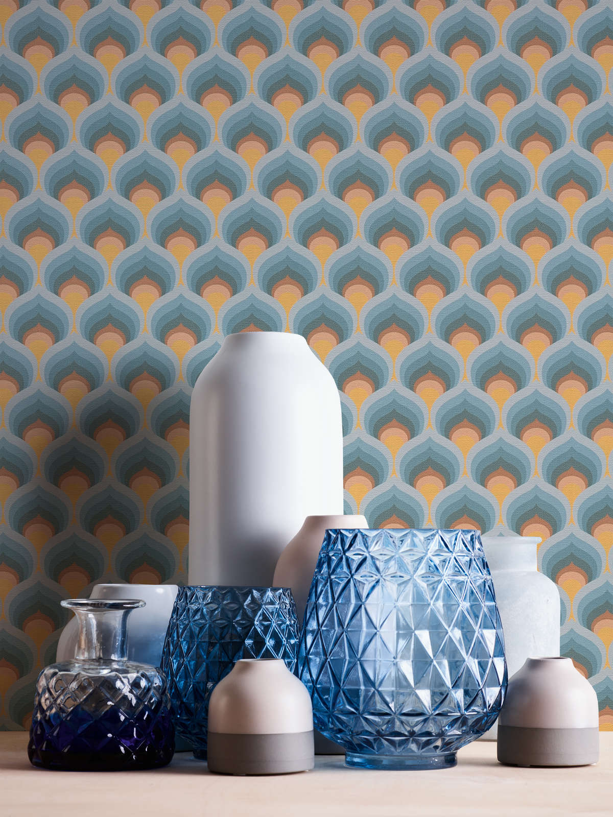             Vliestapete mit Retro Schuppenmuster – Blau, Braun, Gelb
        