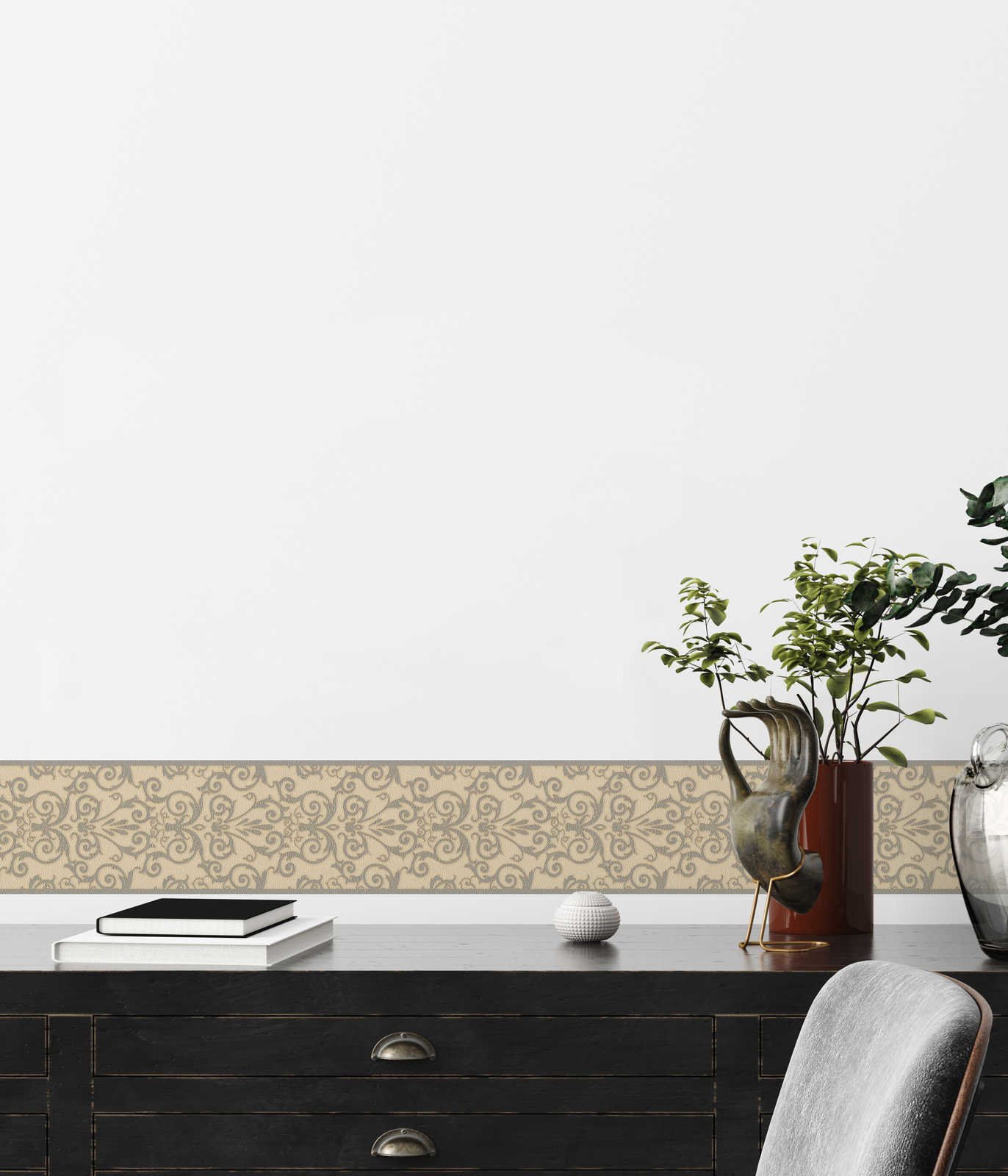             Tapetenborte VERSACE mit Metallic Ornament – Creme
        