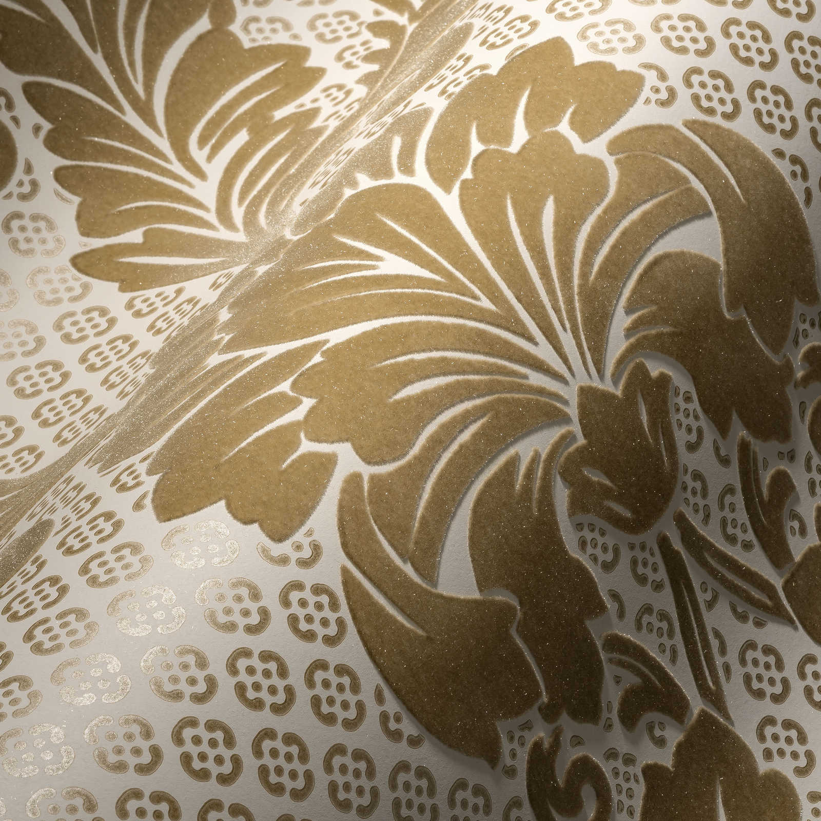 Ornament-Tapete mit samtweichem Flock und schimmernder Goldoptik – Creme, Gold