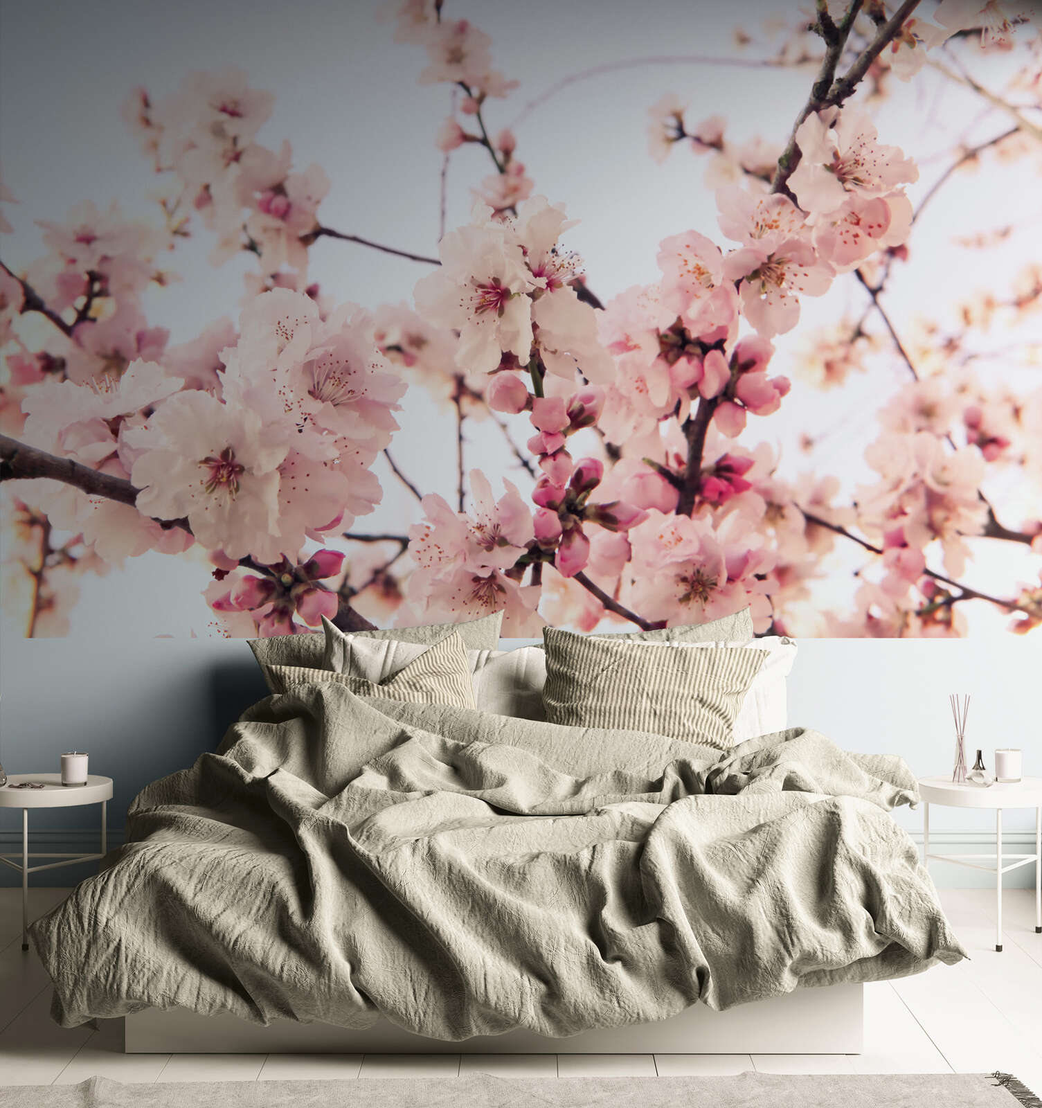             Zarte Frühlings-Fototapete mit japanischer Kirschblütenpracht als Vliestapete – Bunt
        