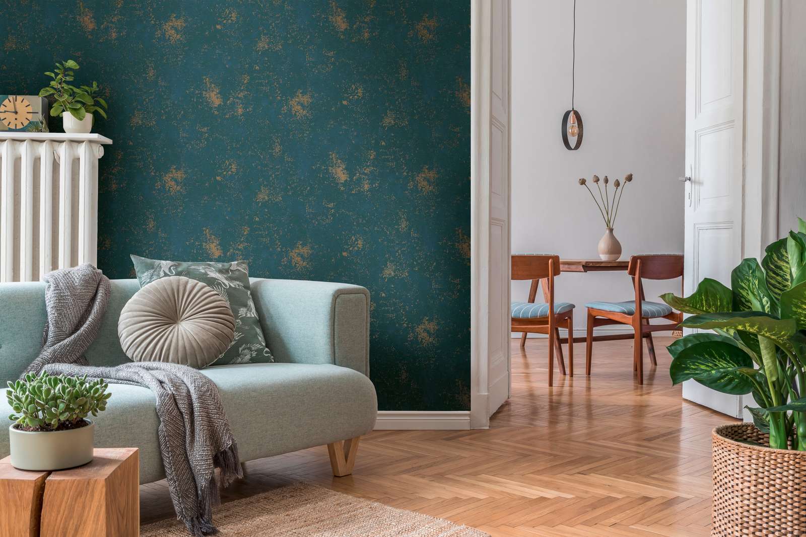             Blaue Tapete mit goldenem Metallic Akzent und Strukturdetails
        