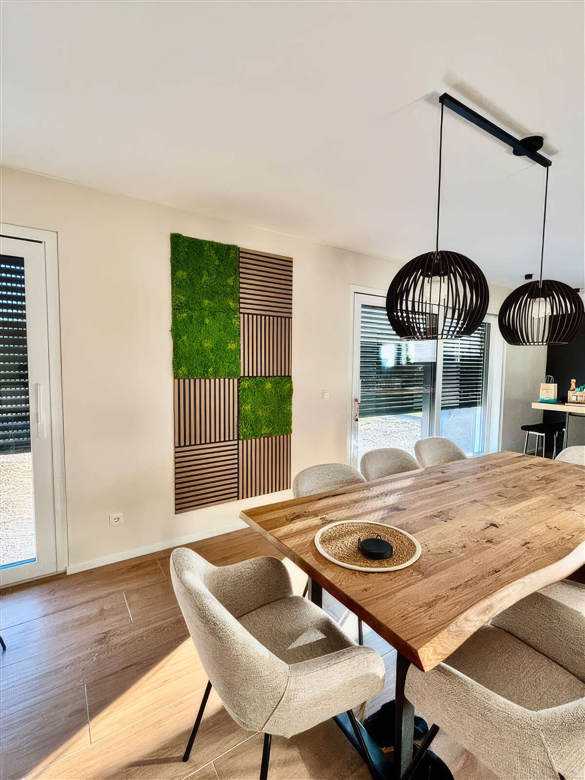 Esszimmer, Holztisch, Stoffstühle, Wanddeko, Hängelampen