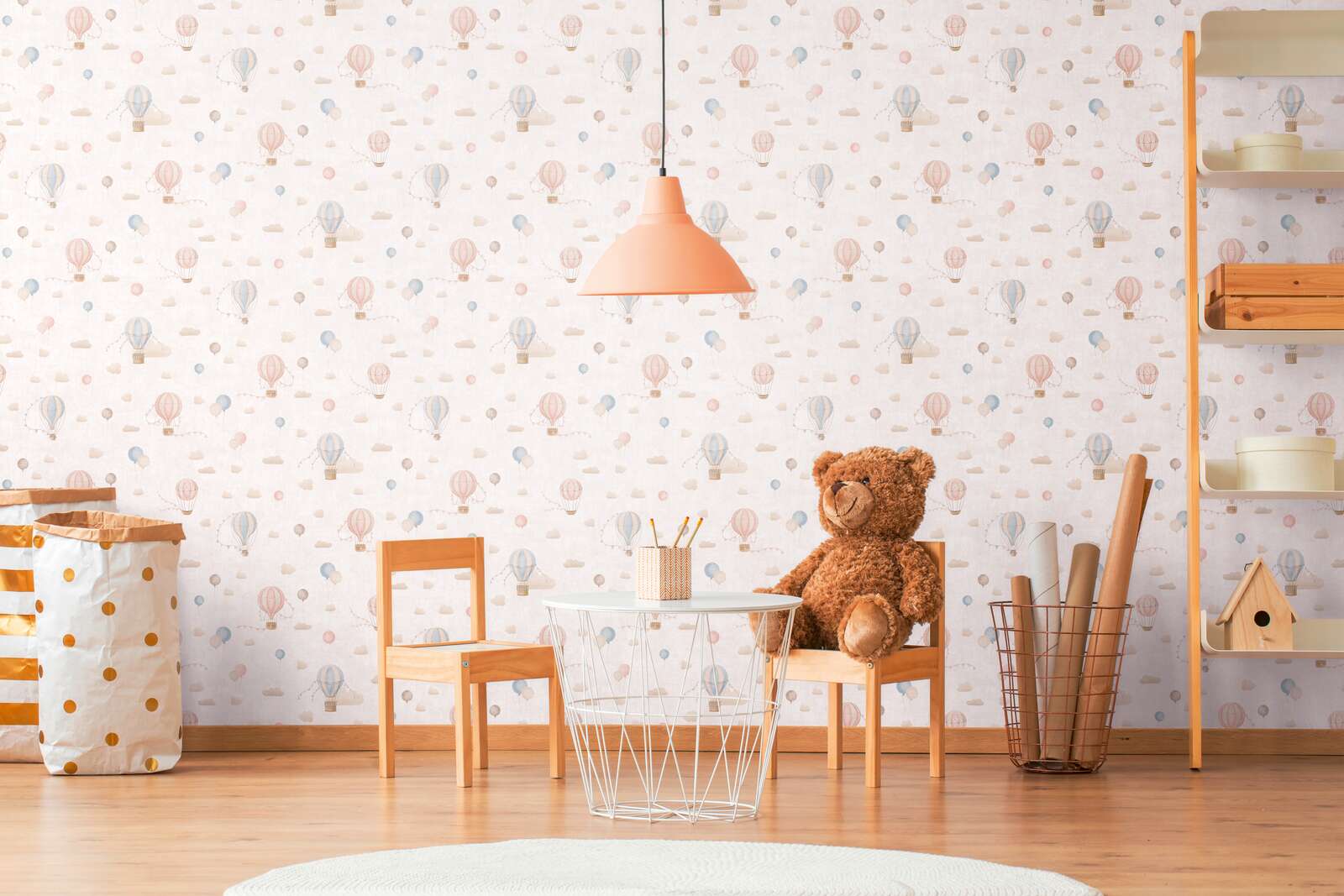             Kinderzimmer Vliestapete mit Heißluftballons und Wolken – Verspieltes Design für kleine Entdecker – Blau, Creme, Rosa
        