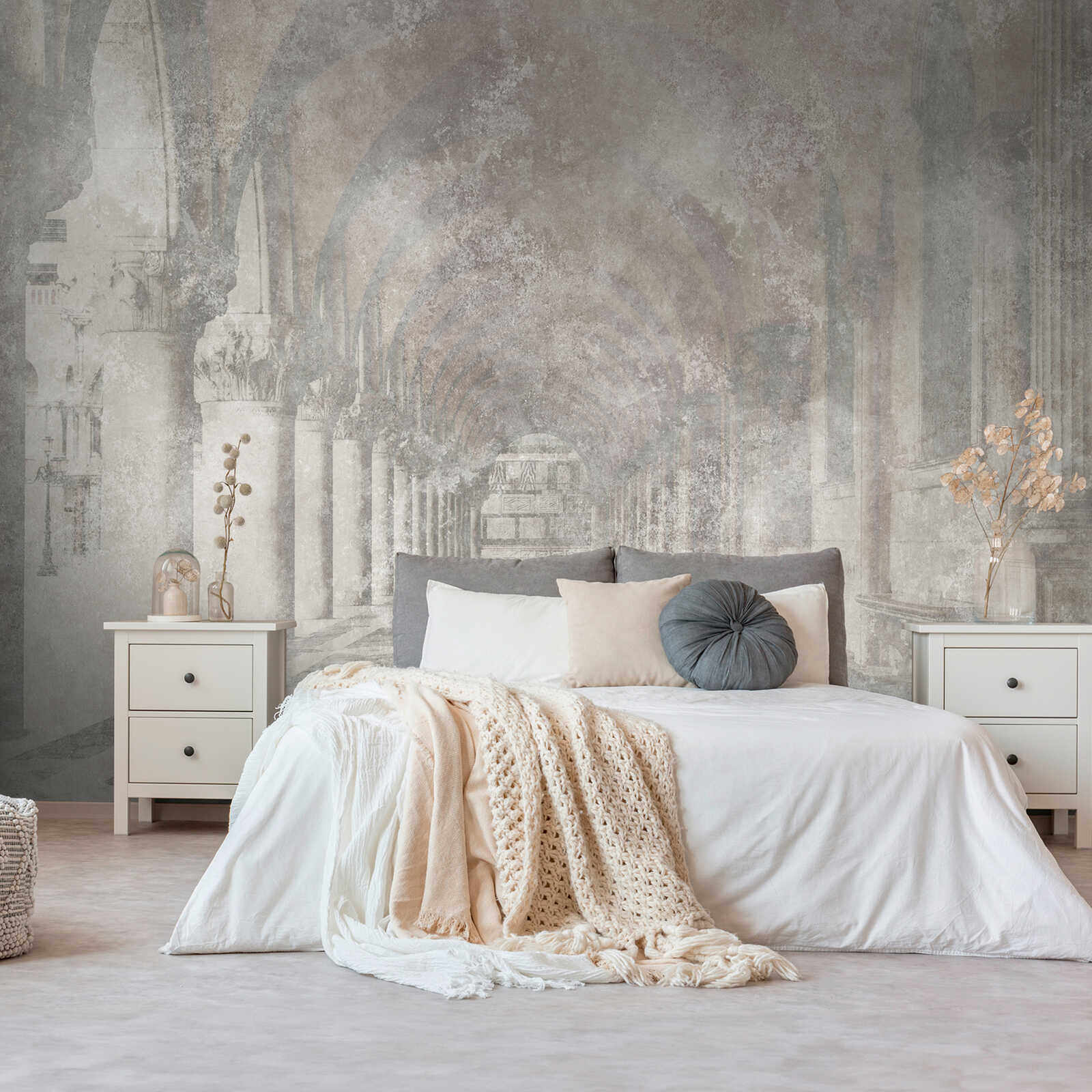Fototapete mit historischer Palastarchitektur im verwaschenem Vintage Look als Vliestapete – Grau, Beige