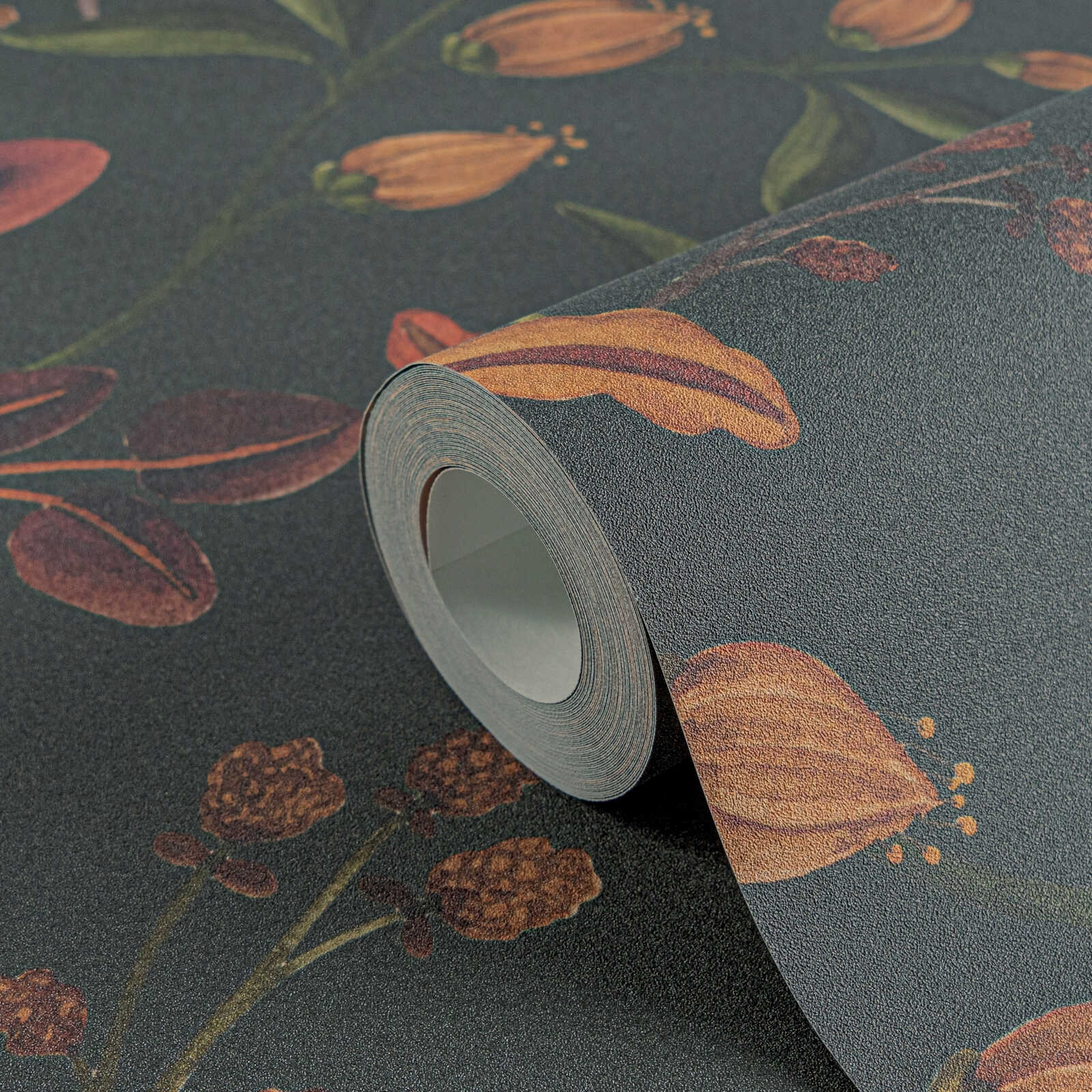             Ausdrucksstarke Vliestapete mit floralem Muster und lebendigen Blattdetails im Vintage-Stil, fein strukturiert – Schwarz, Bunt
        