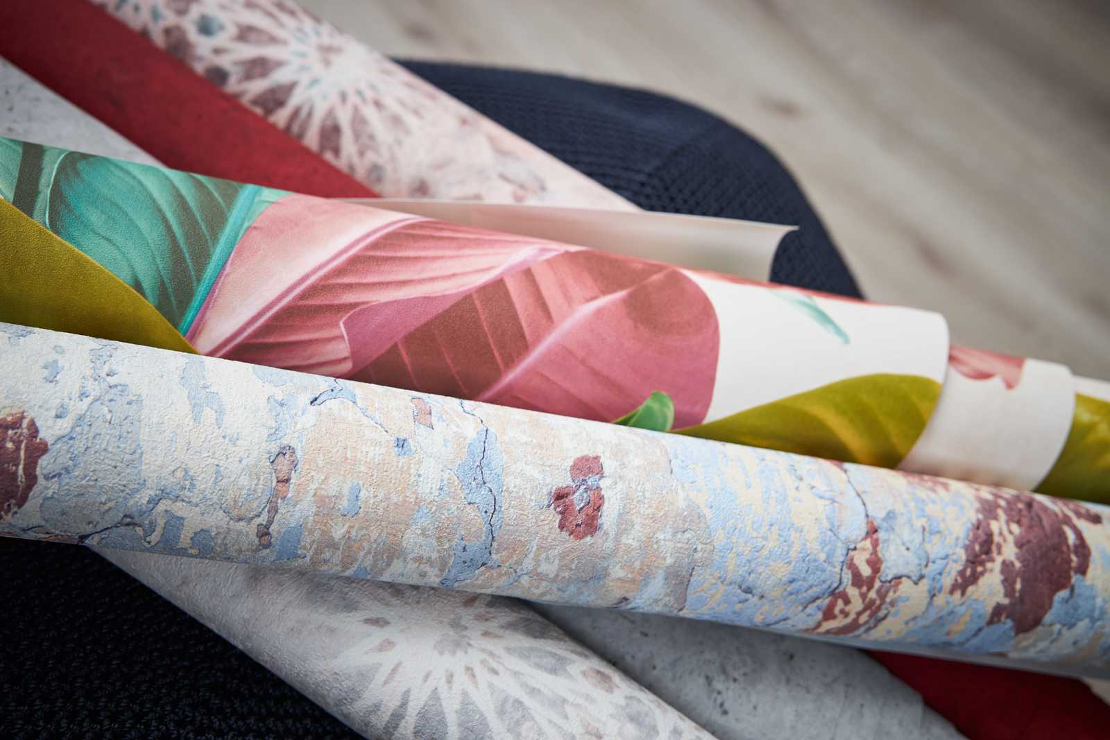             Bunte Vliestapete mit rustikalem Mosaikmuster – Braun, Grau, Orange
        