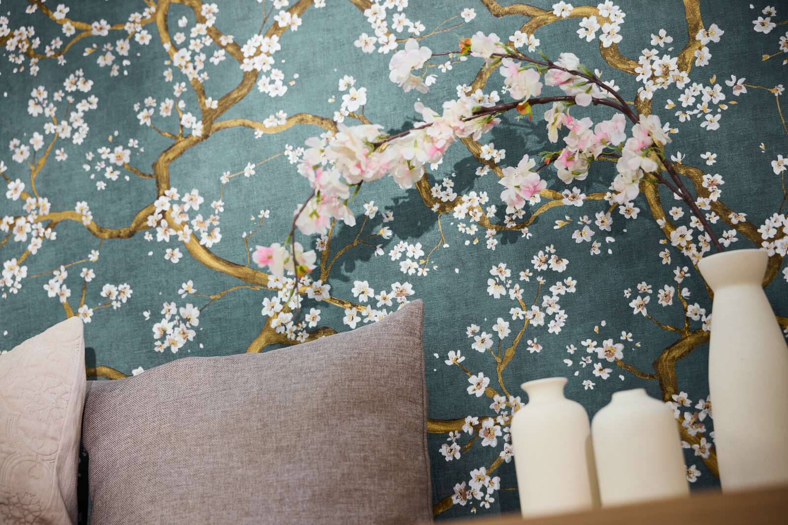 Elegante Vliestapete mit Kirschblütenmotiv, feiner Struktur – Blau, Gold, Creme