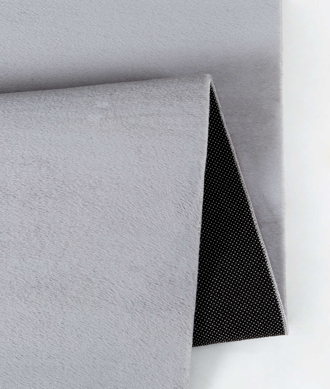             Angenehmer Hochflor Teppich in sanften Grau – 140 x 70 cm
        