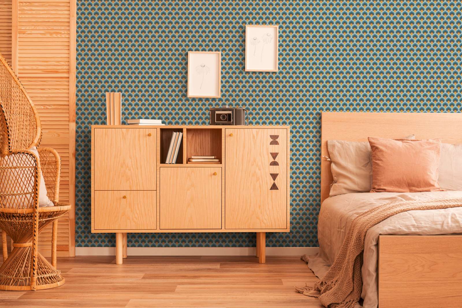             Vliestapete mit Retro Schuppenmuster – Blau, Braun, Gelb
        