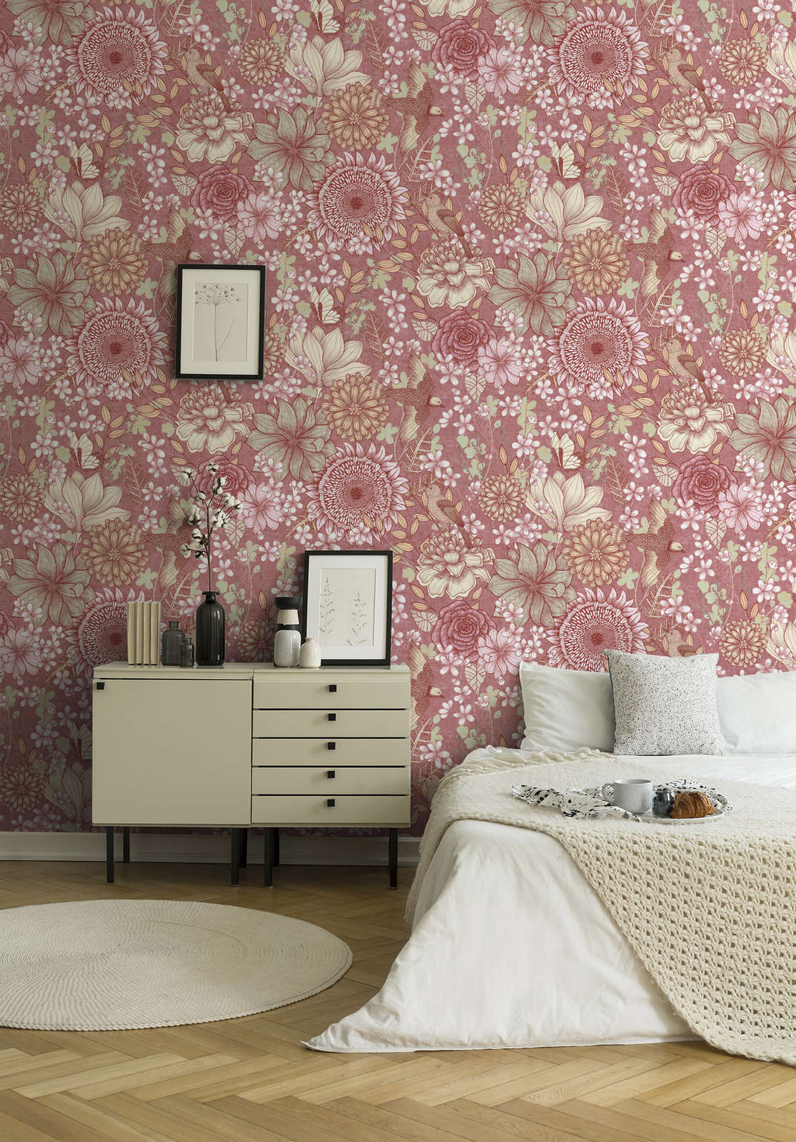 Florale Vliestapete mit verschiedenen Blüten und Blättern – Rosa, Weiß, Creme