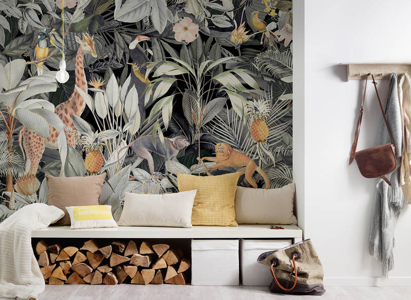 Wandtapete, Dschungelmuster, Tiermotiv, Sofa-Kissen, Holzstapel