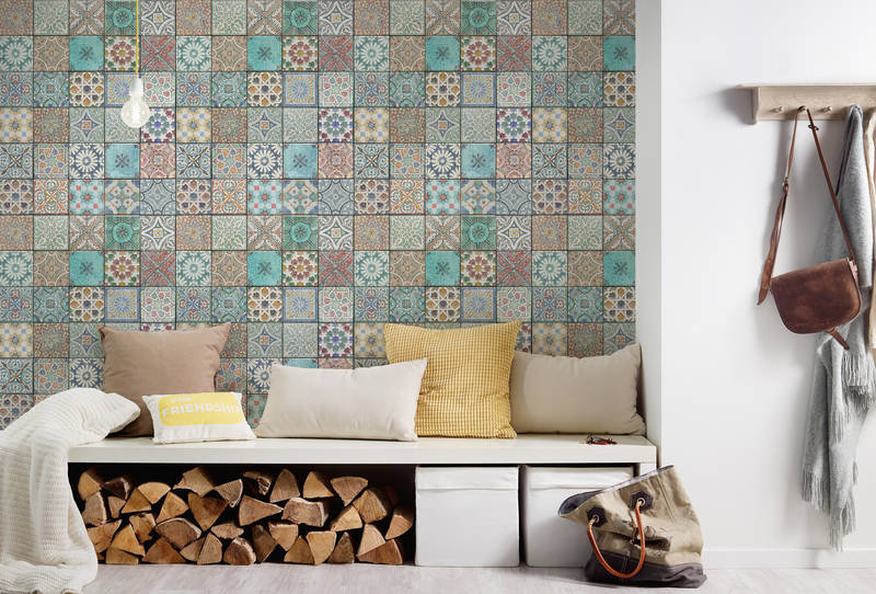             Orientalische Fototapete – Vliestapete in 3D Optik mit ornamentaler Fliesenoptik – Bunt, Beige
        