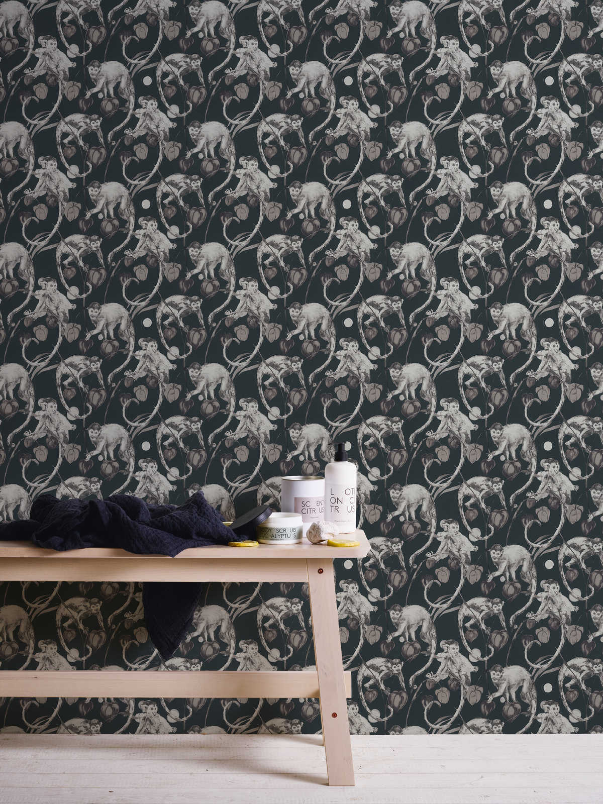             Dunkle Vliestapete Affen & Blätter Design von MICHALSKY
        