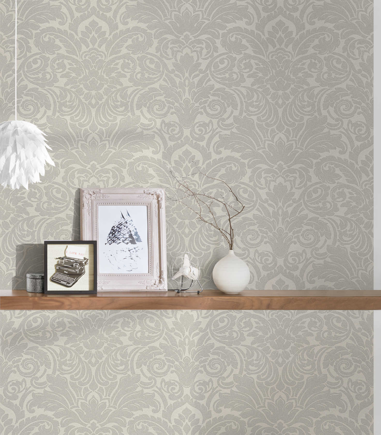             Luxus-Vliestapete in edlem Barockdesign mit schimmernden Glasperlen – Silber, Creme
        