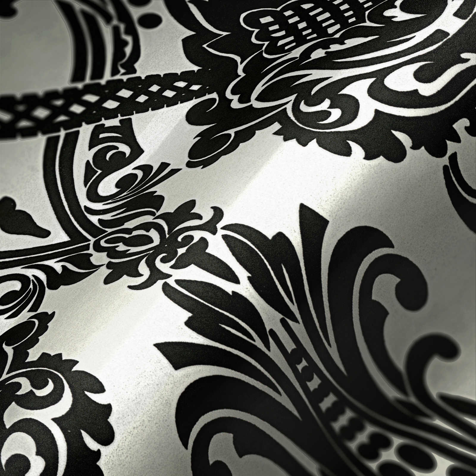             Metallic Tapete Barock Ornamentmuster in Schwarz-Weiß
        
