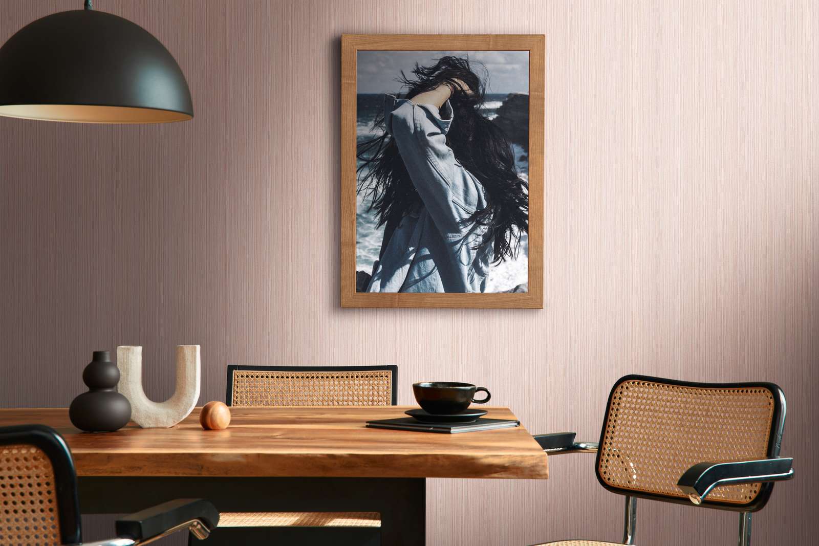             Rosa Tapete Vlies liniert mit Metallic-Glanz – Rosa
        