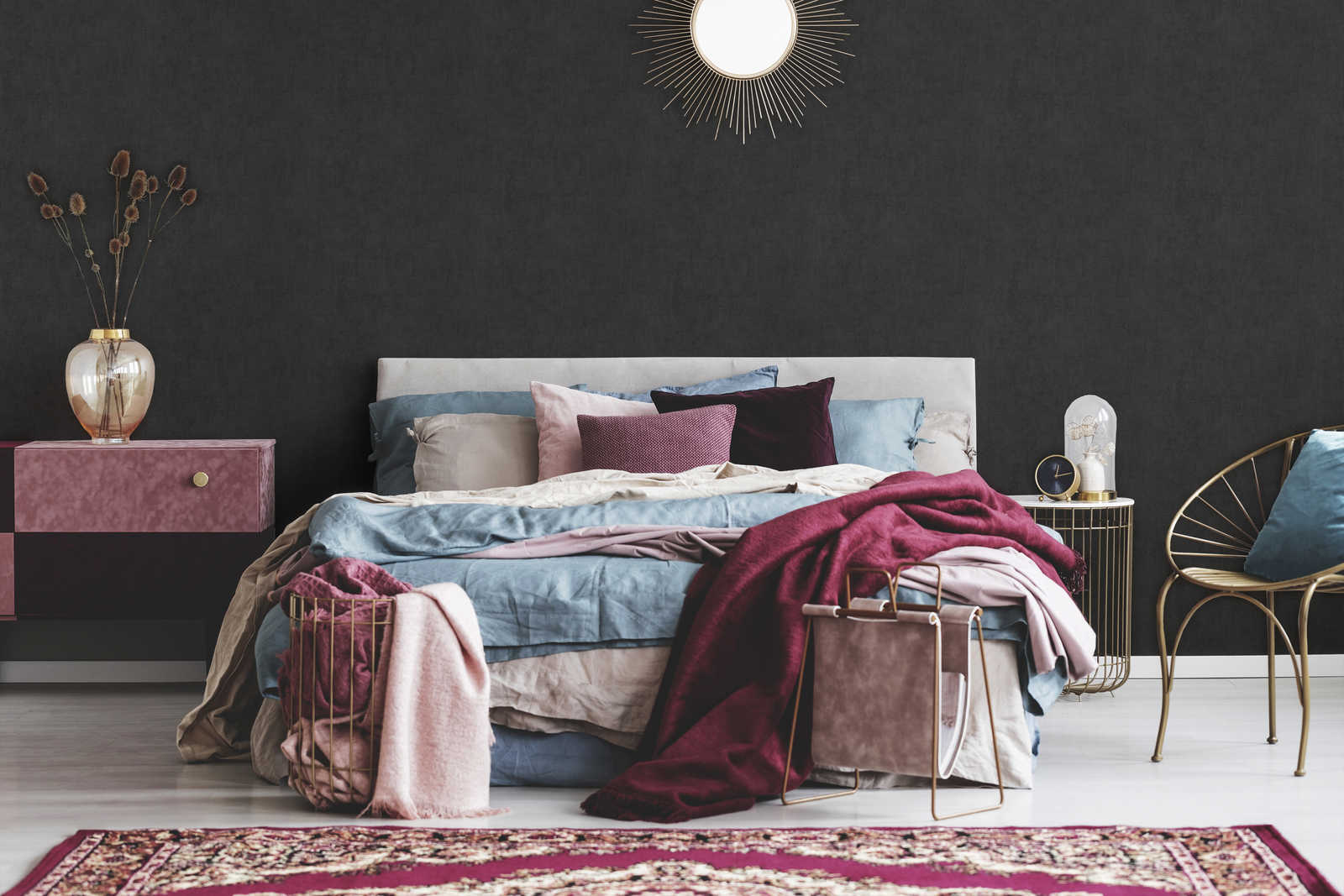             Schwarze Tapete einfarbig meliert mit Prägestruktur
        