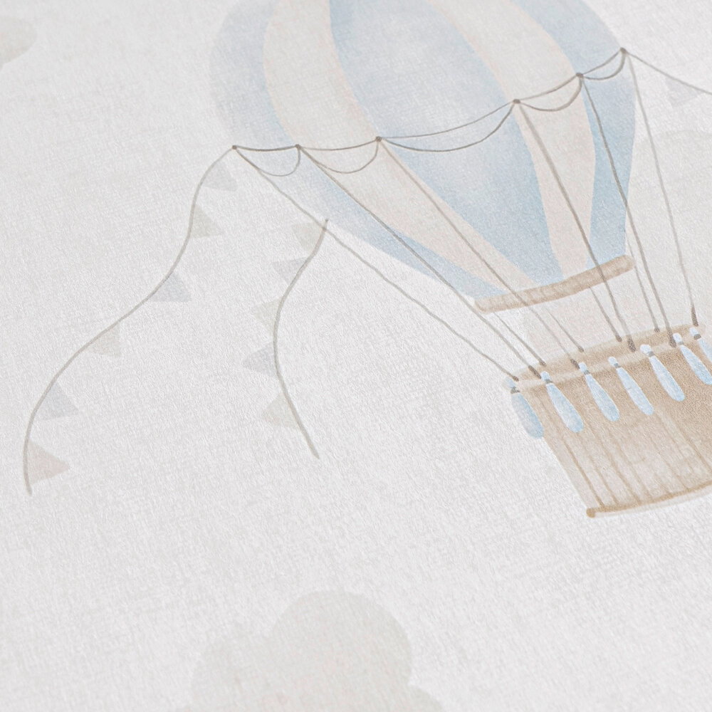             Kinderzimmer Vliestapete mit Heißluftballons und Wolken – Verspieltes Design für kleine Entdecker – Blau, Creme, Rosa
        
