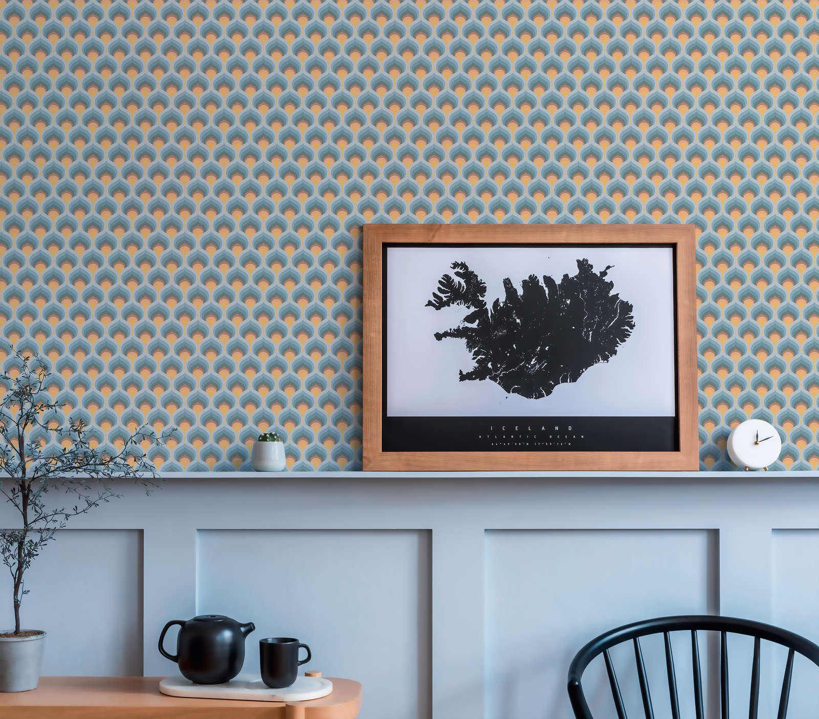             Vliestapete mit Retro Schuppenmuster – Blau, Braun, Gelb
        