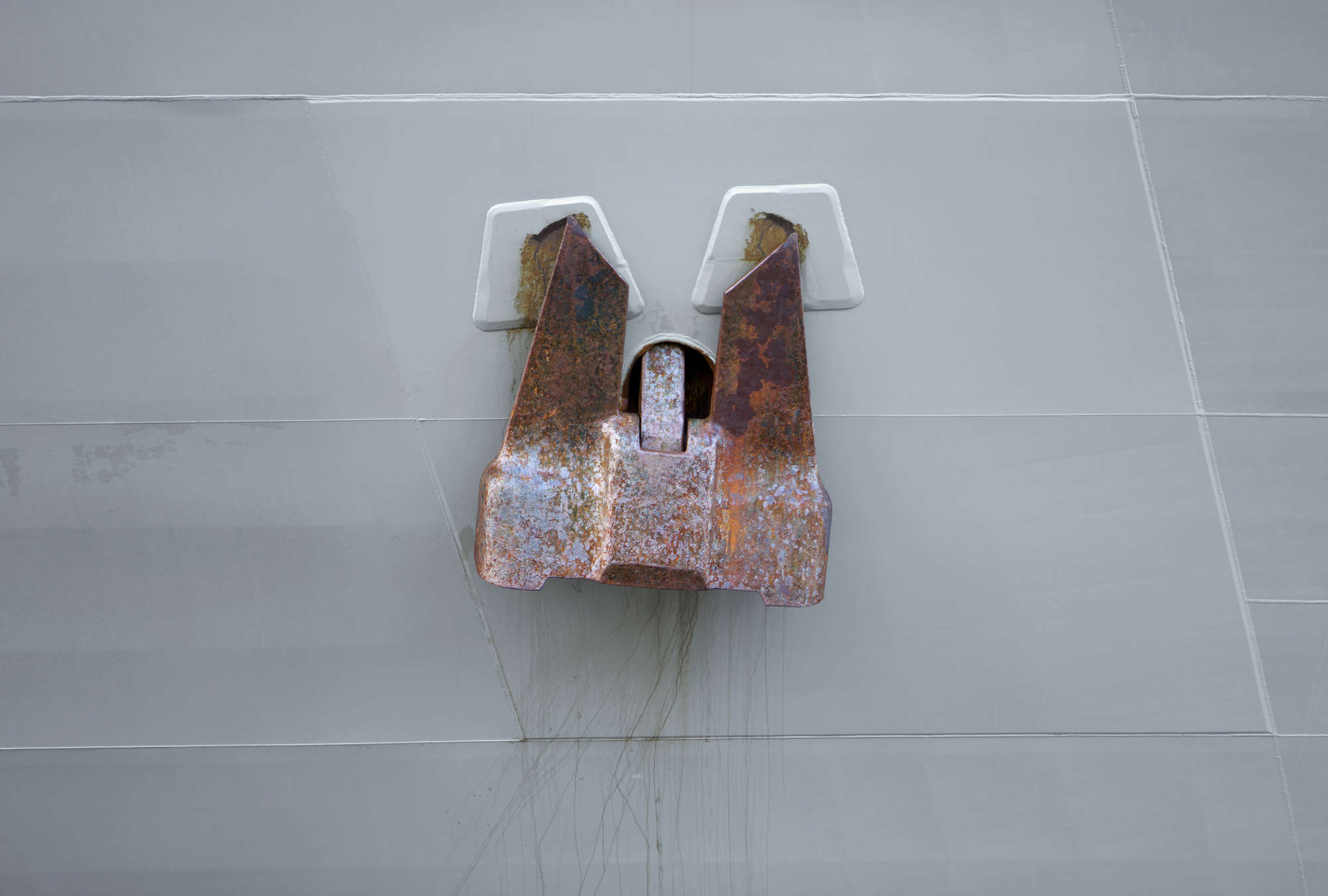             Urban Style Wandtapete – Fototapete mit Betonoptik und Metallanker – Grau, Braun
        