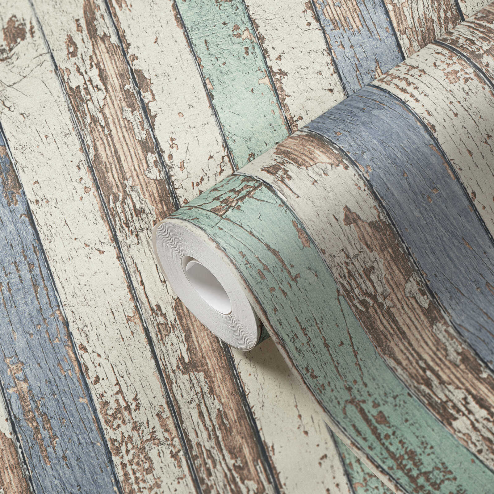             Holztapete mit buntem Brettermotiv im Shabby Chic Stil – Weiß, Braun, Blau
        