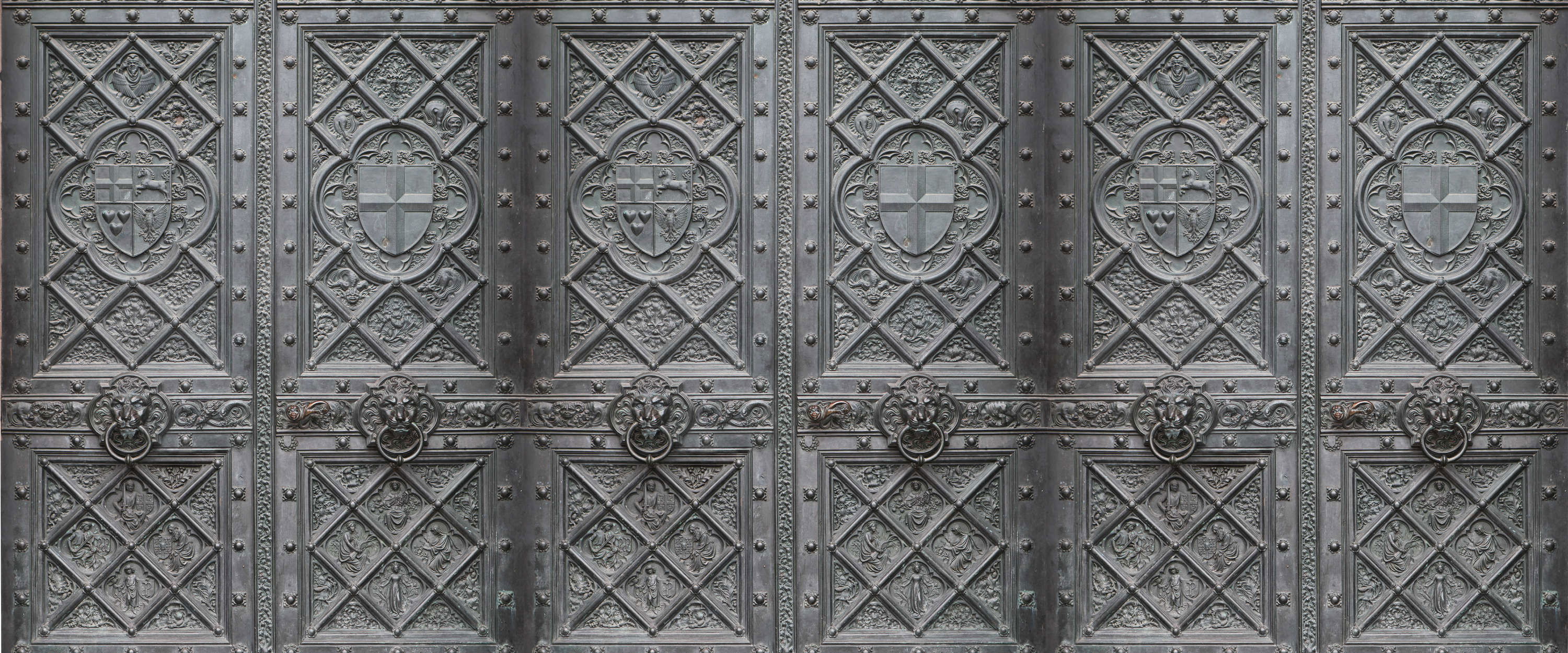             Metalen deurbehang in antieke stijl met detailpatroon
        