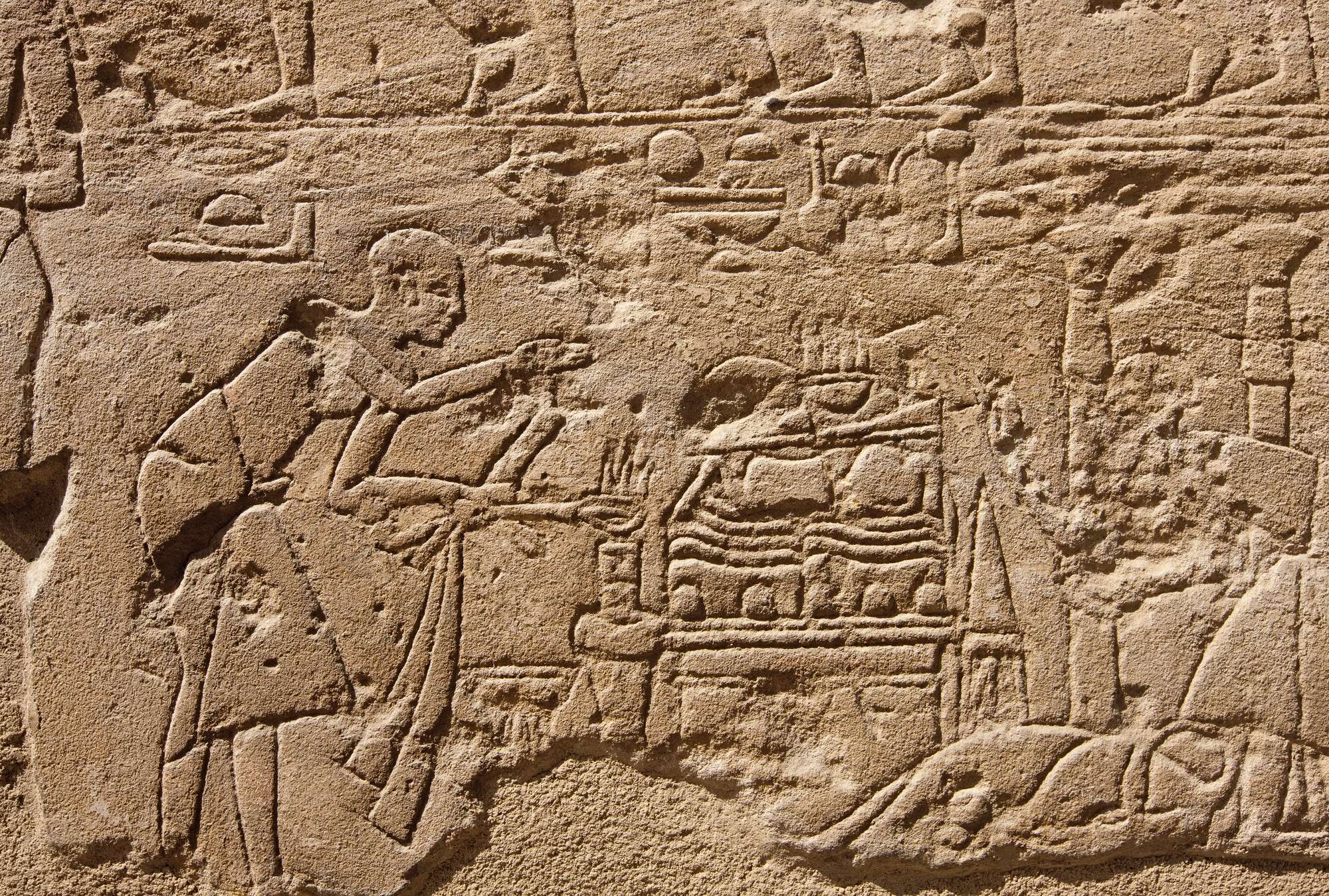 ägyptische wandreliefs, hieroglyphen, Pharao, sitzender Pharao, steinrelief