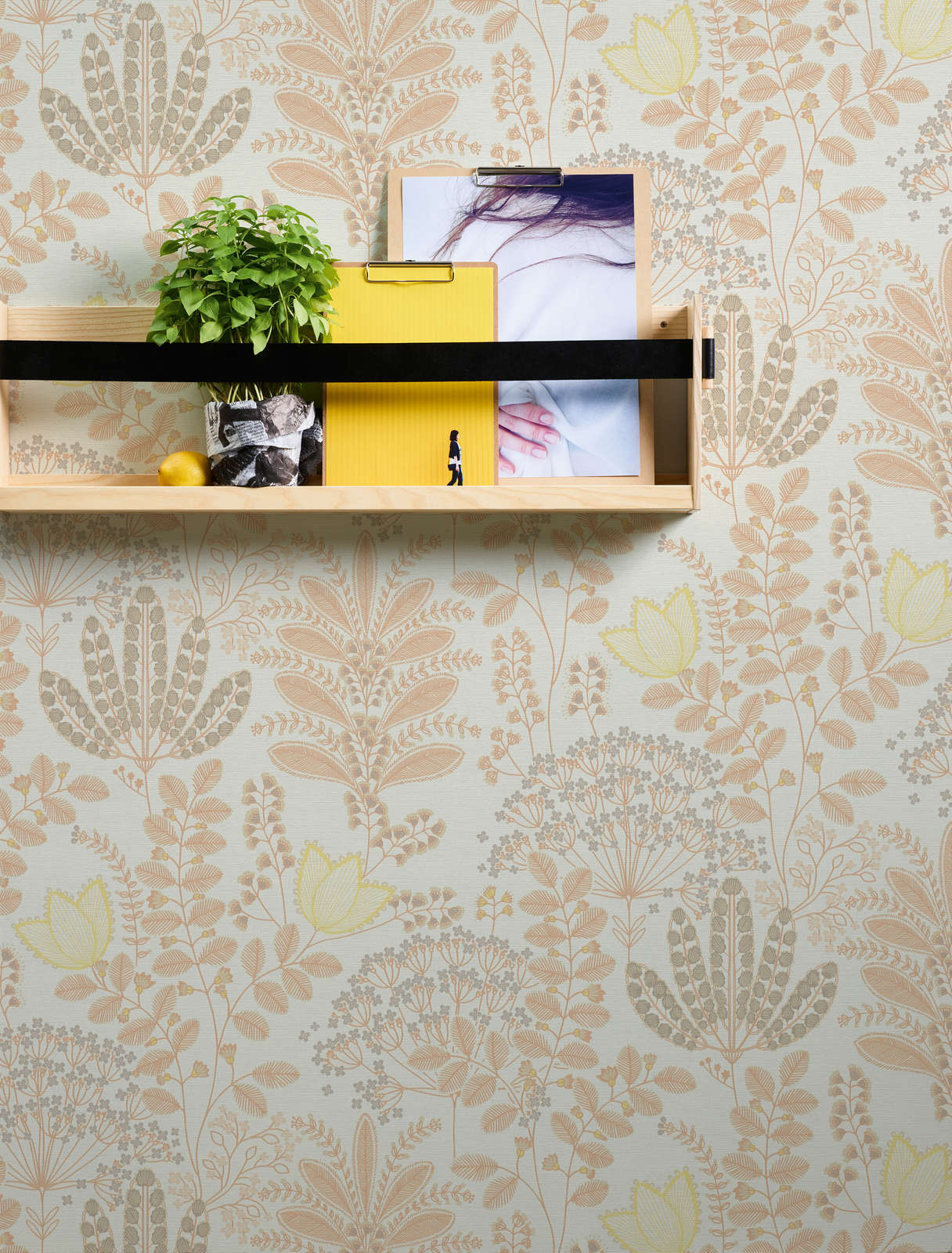             Florale Tapete mit Blättern im Retro-Stil leicht strukturiert, matt – Weiß, Orange, Gelb
        