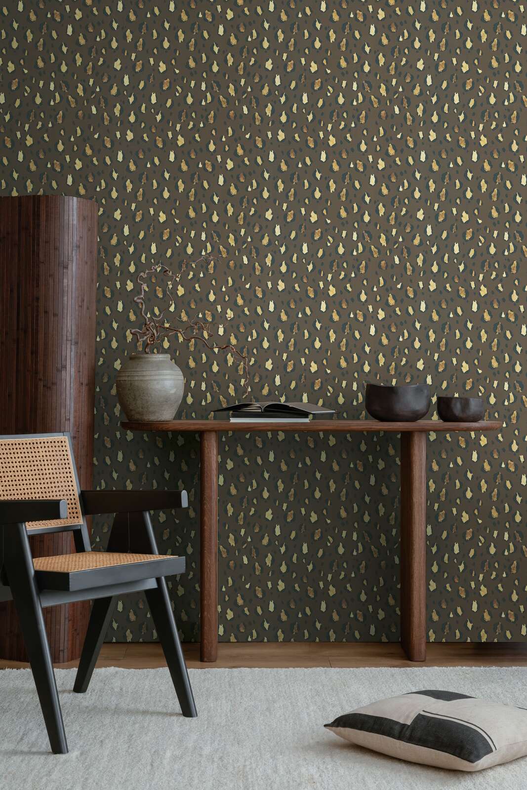             Dunkle Vliestapete mit markantem Leopardenmotiv, einfach strukturiert – Braun, Beige
        