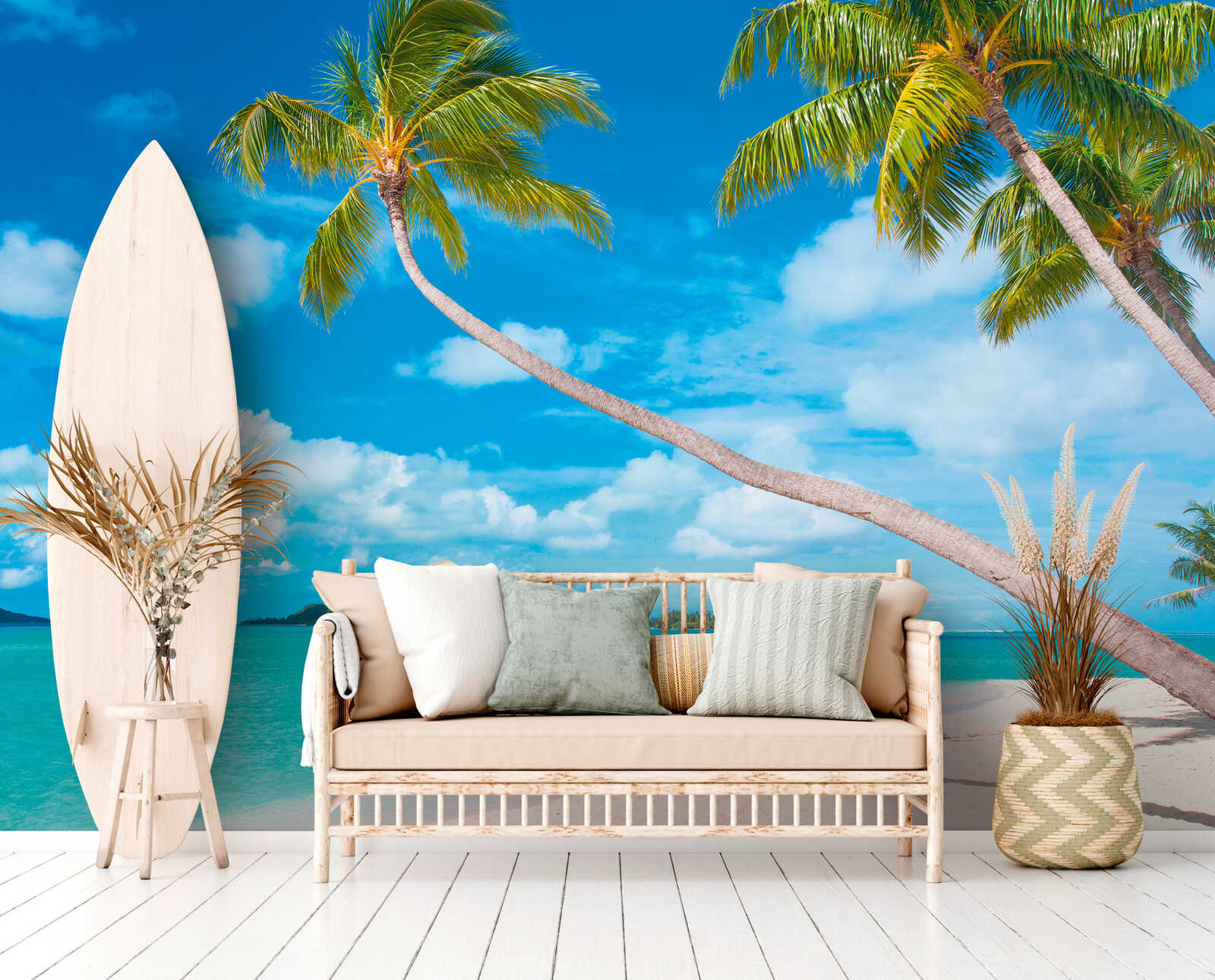         Paradijselijk palmstrand fotobehang voor een tropisch vakantiegevoel als vliesbehang - kleurrijk
    