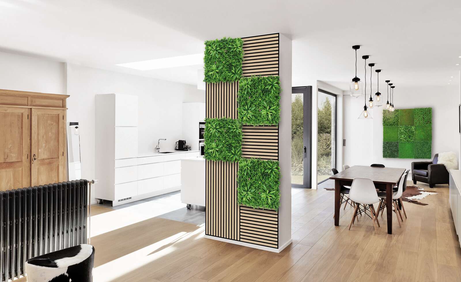 kücheninsel, grünpflanzenwand, offene küche, holzboden, wohnraum mit esstisch