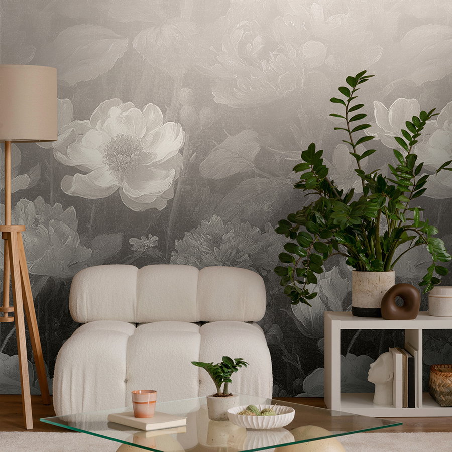 Moderne Vliestapete mit großen Blüten im dezenten Ton-in-Ton Floralstil matt & glatt - Grau
