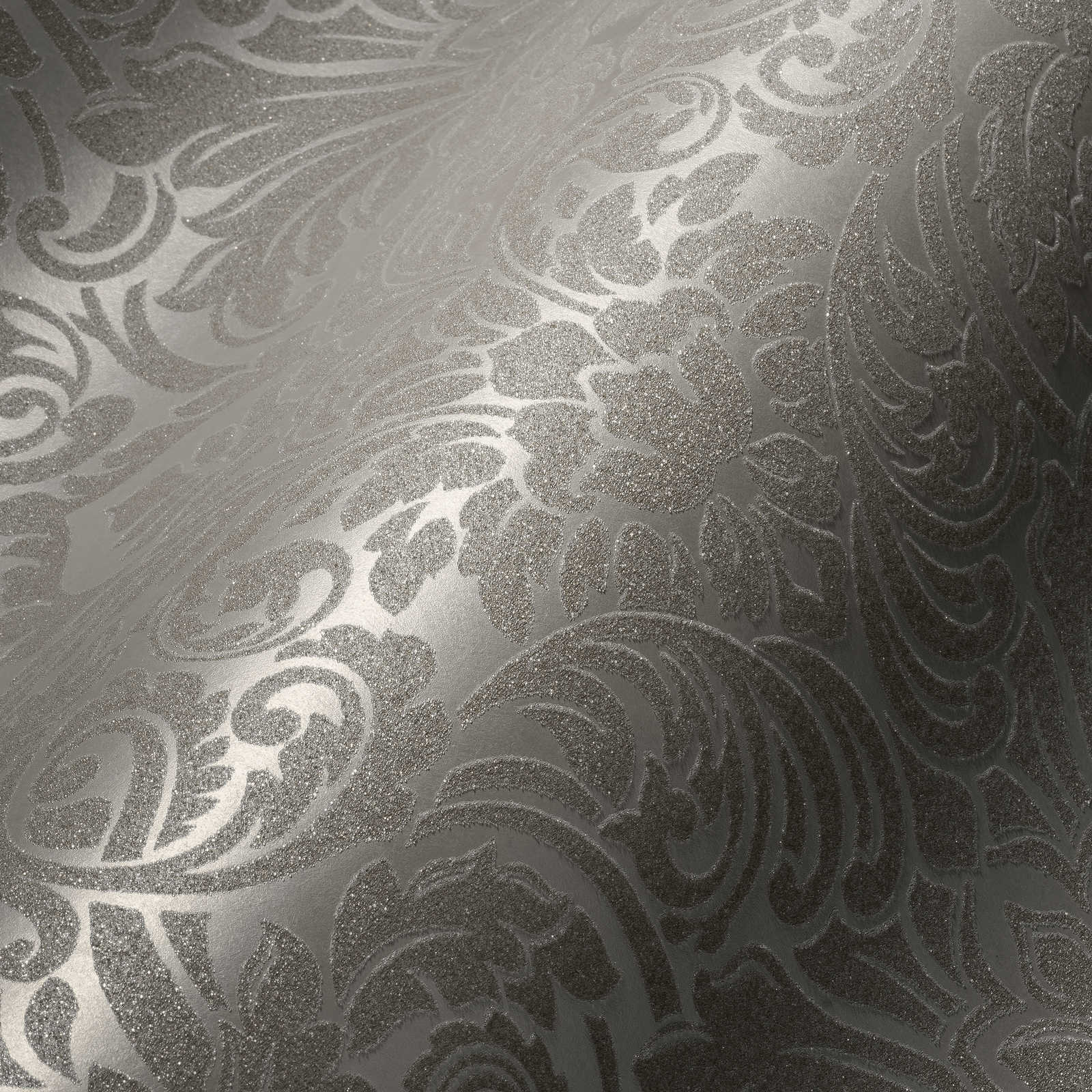             Luxus-Vliestapete in edlem Barockdesign mit schimmernden Glasperlen – Silber, Creme
        