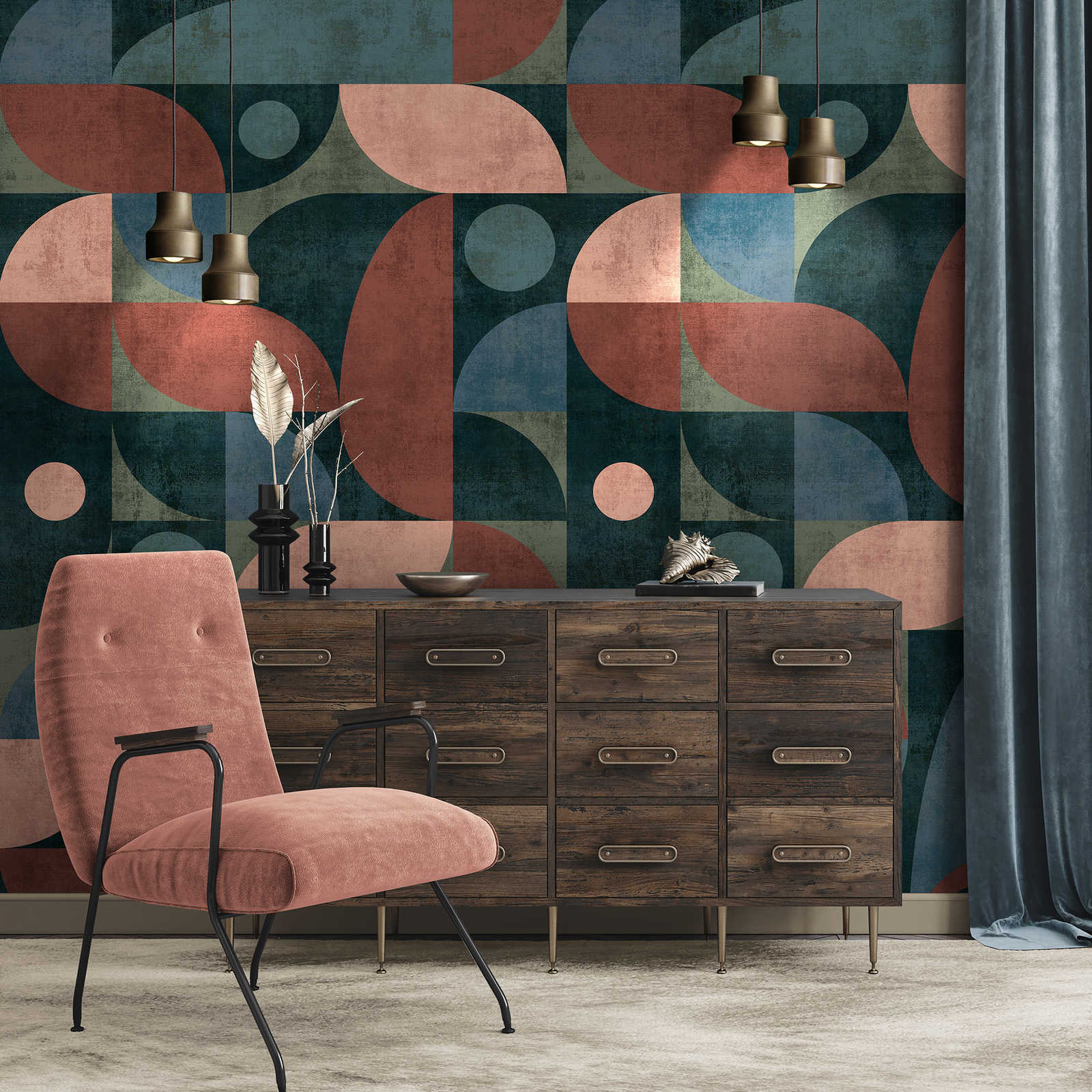 Wandbild-Wandtapete, Geometrische Muster, Altrosa Sessel, Holzsideboard, Dunkelgrüne Farben