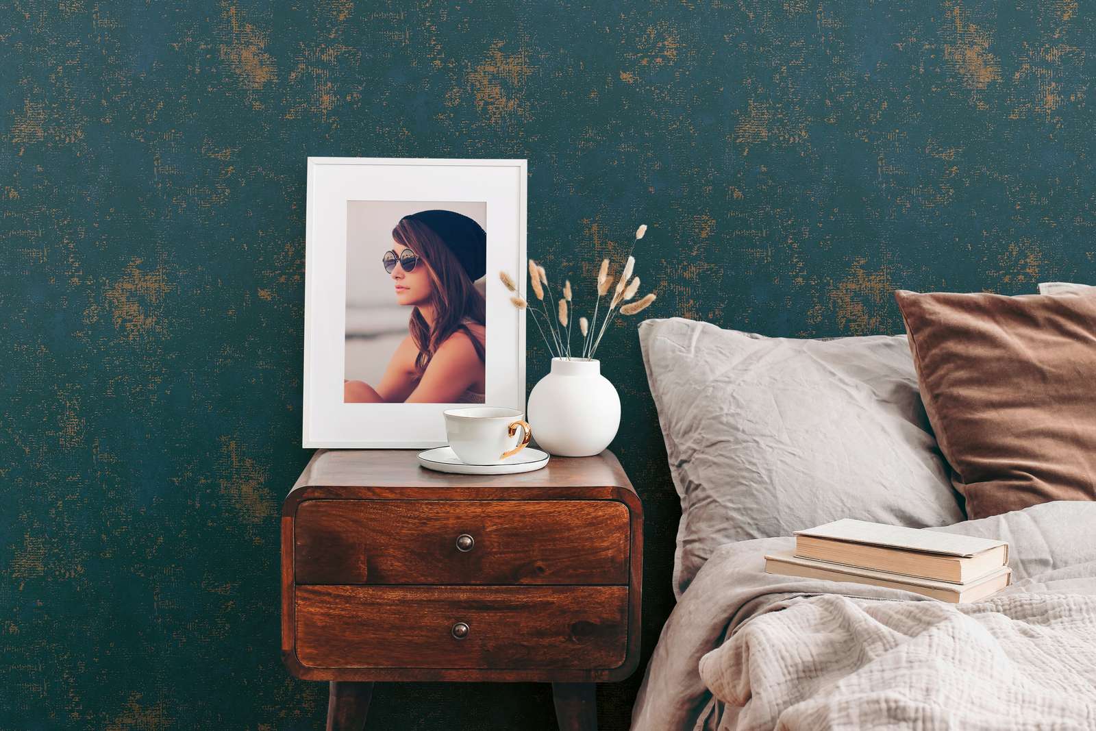             Blaue Tapete mit goldenem Metallic Akzent und Strukturdetails
        