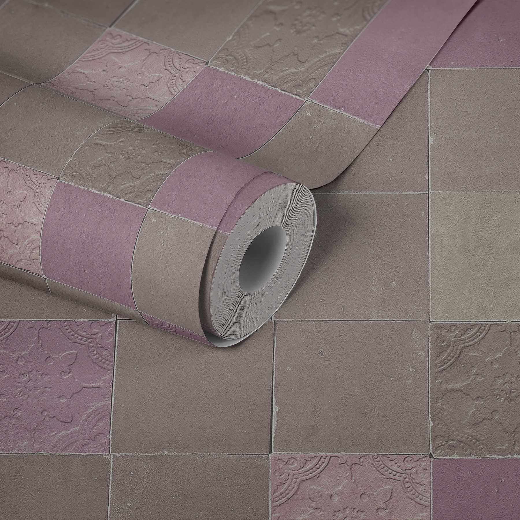             Orientalische Fliesentapete – Grau, Violett, Beige
        