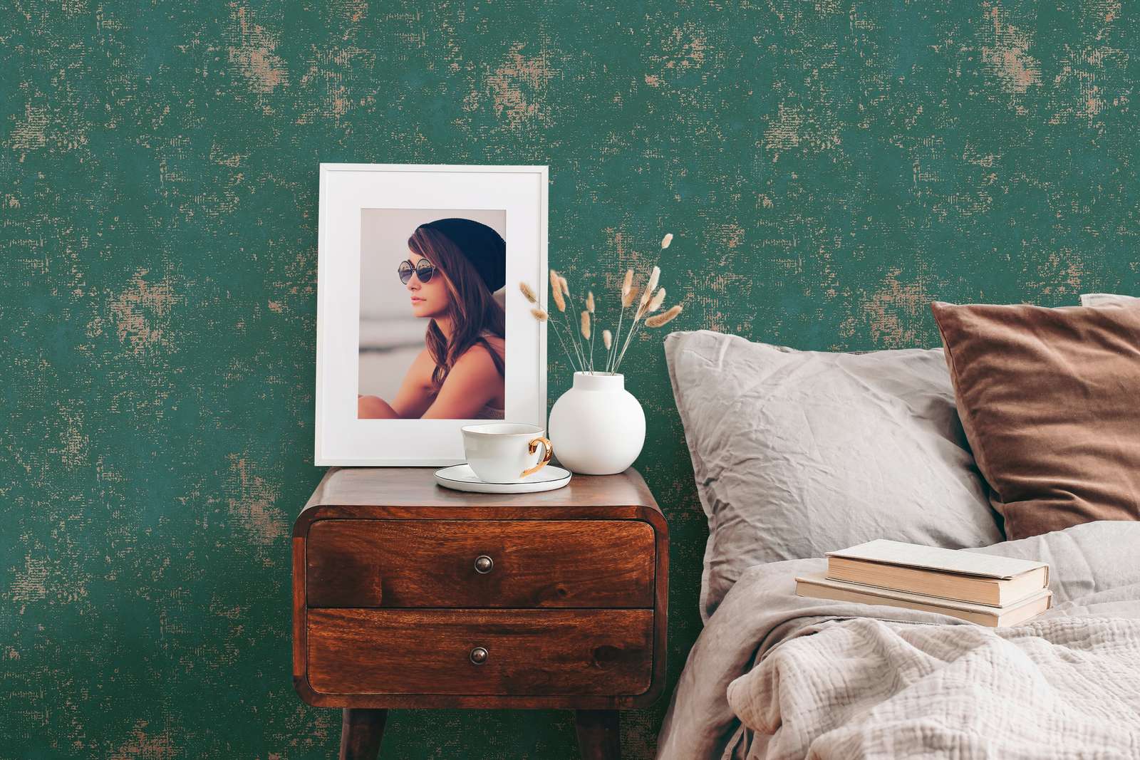             Dunkelgrüne Tapete mit Textur und Metallic-Effekt
        