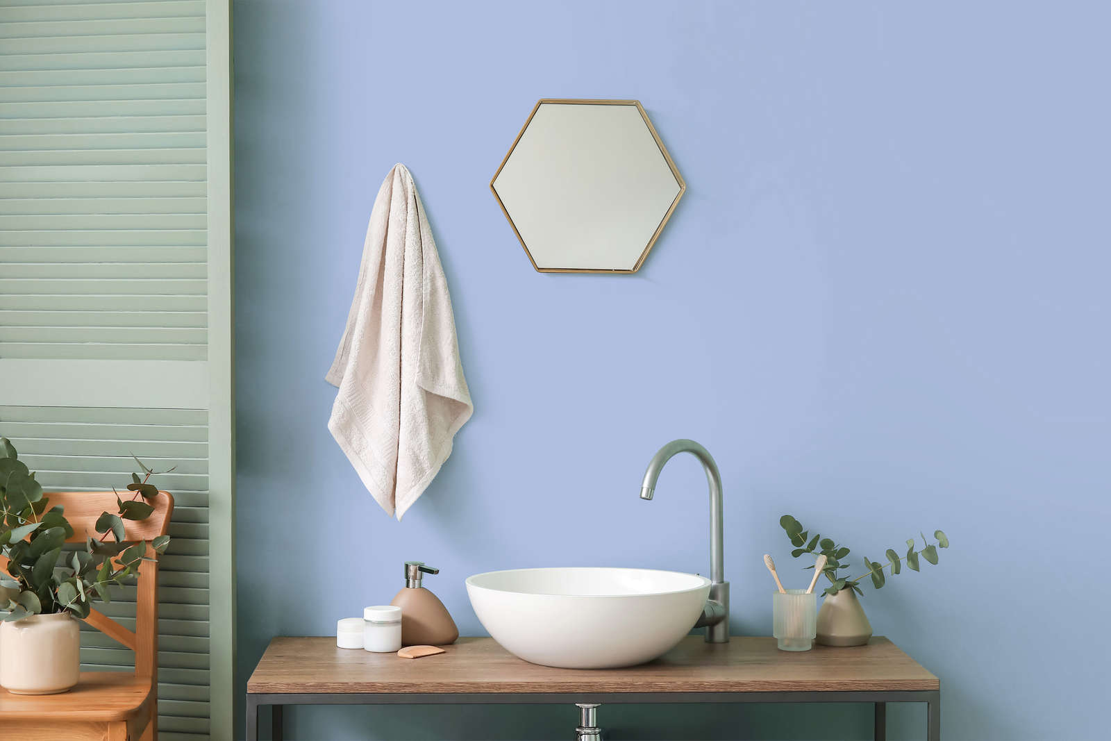 Badezimmer, Waschbecken, Vas­sbecken, Handtuch, Sechseckiger Spiegel