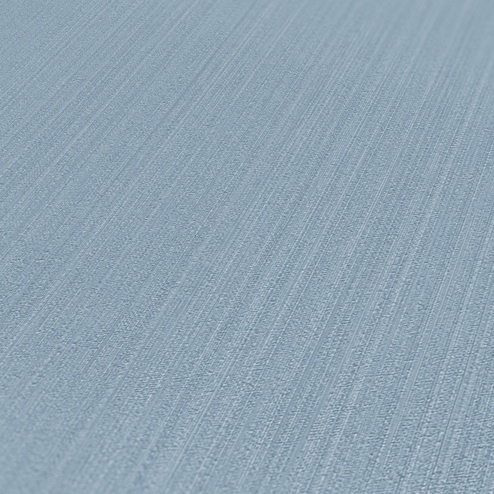             Blaue Vliestapete einfarbig, seidenmatt mit Struktureffekt
        