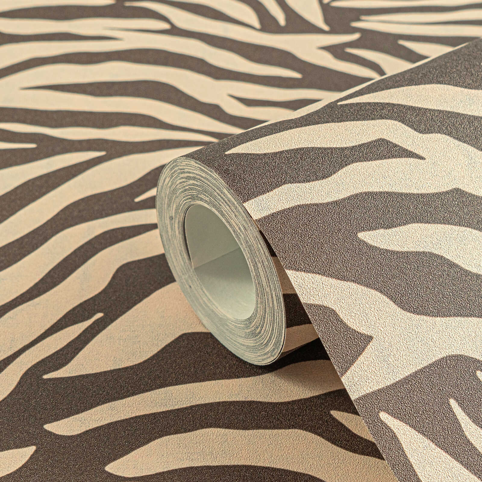             Moderne Vliestapete mit ausdrucksstarkem Zebramuster, leichte Struktur – Braun, Beige
        