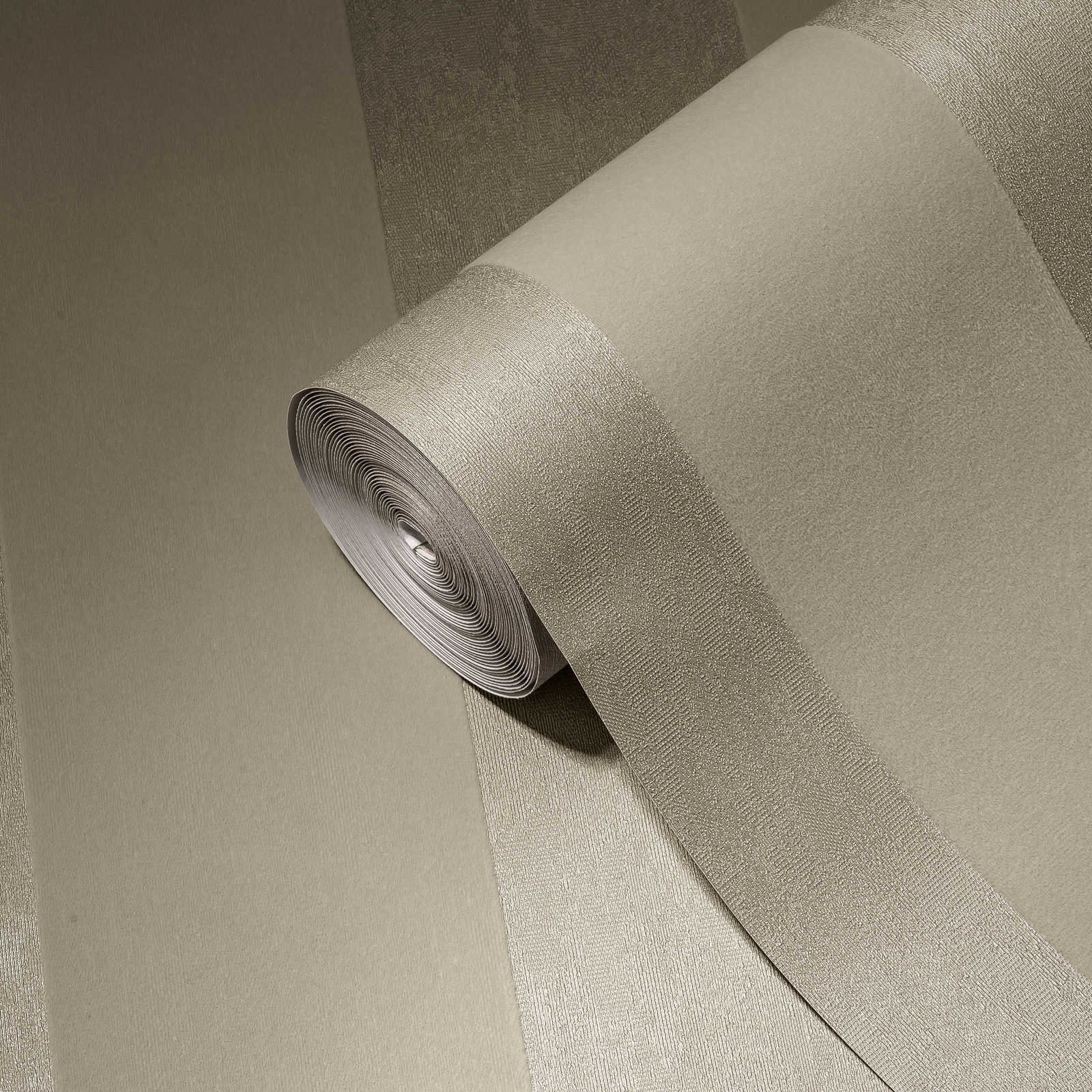             Elegante Vliestapete mit samtigen Blockstreifen auf glänzendem Kompaktvinyl – Creme, Metallic
        