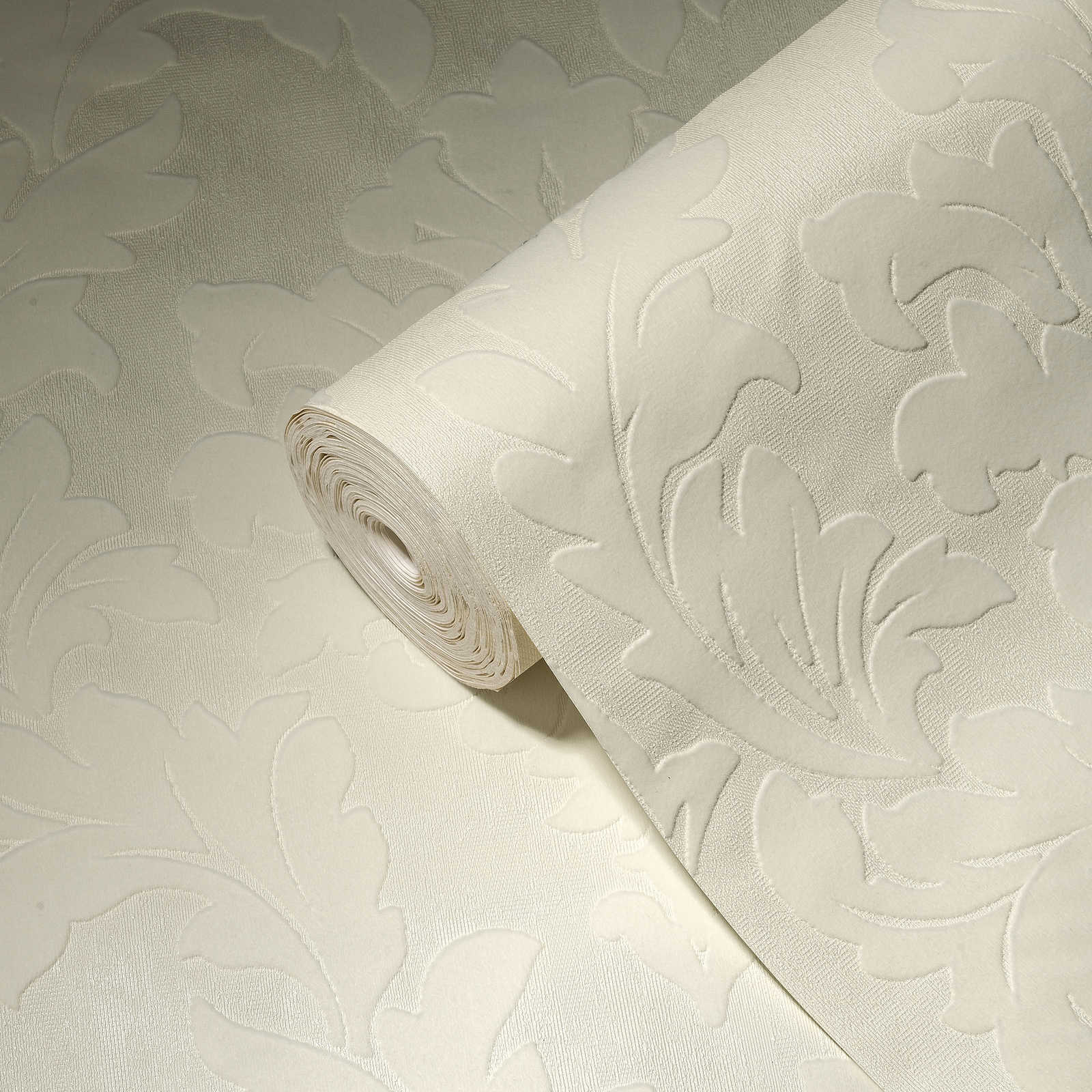             Edle Barocktapete mit echtem Flock auf geprägtem Kompaktvinyl – Creme
        
