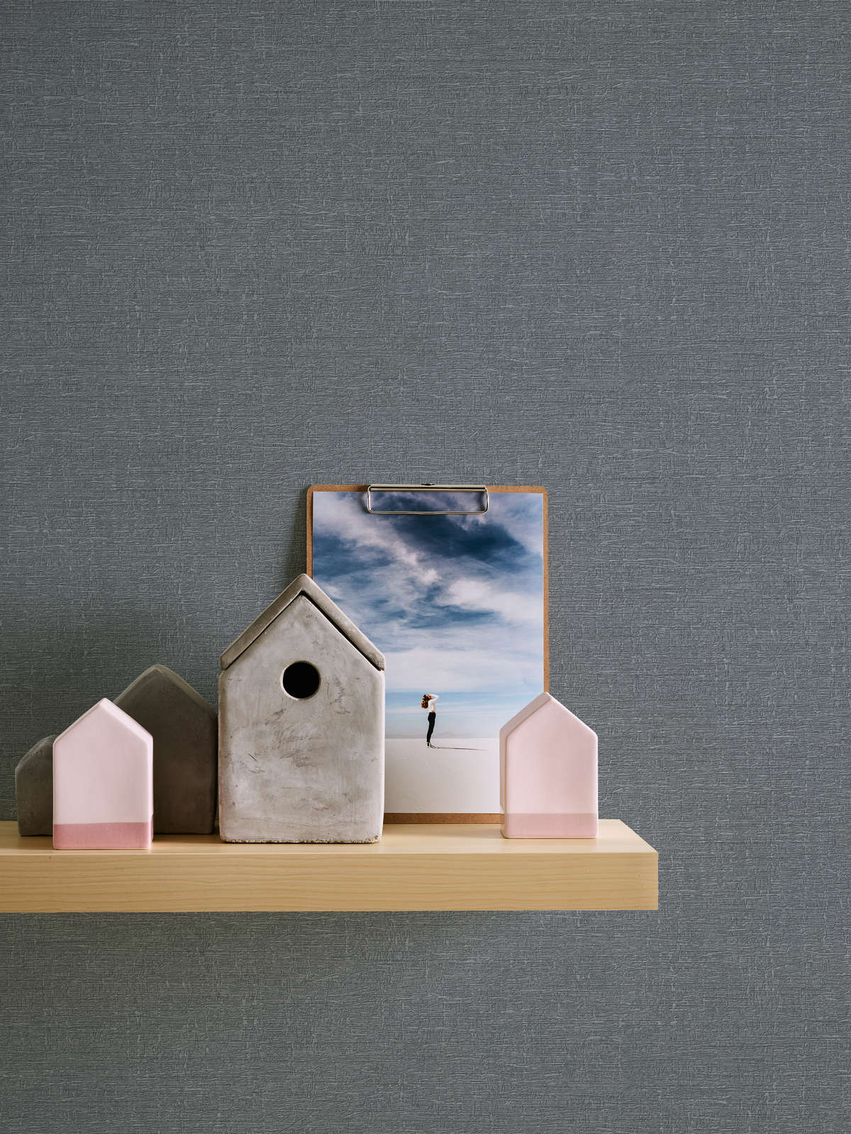             Vliestapete in Textiloptik mit leichter Struktur – Grau
        