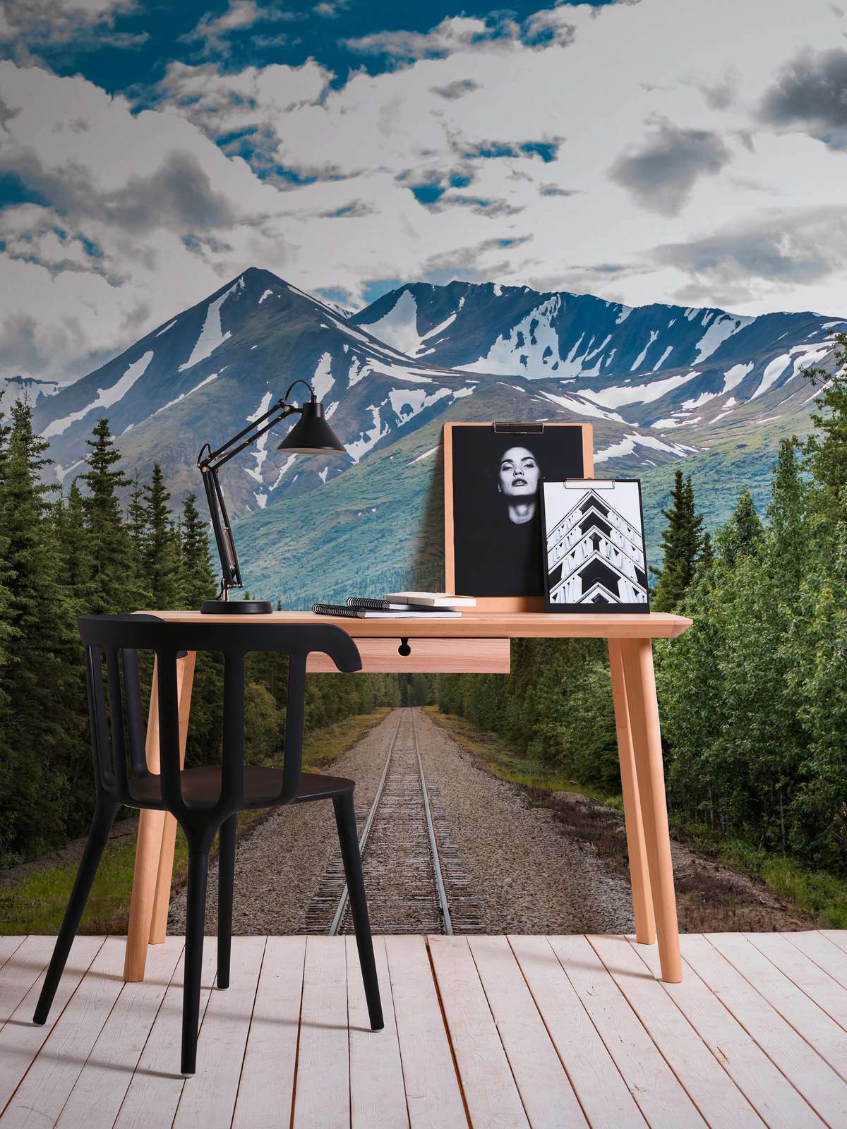             Fototapete mit Zuggleisen durch einen Wald am Gebirge – Grün, Blau, Grau
        