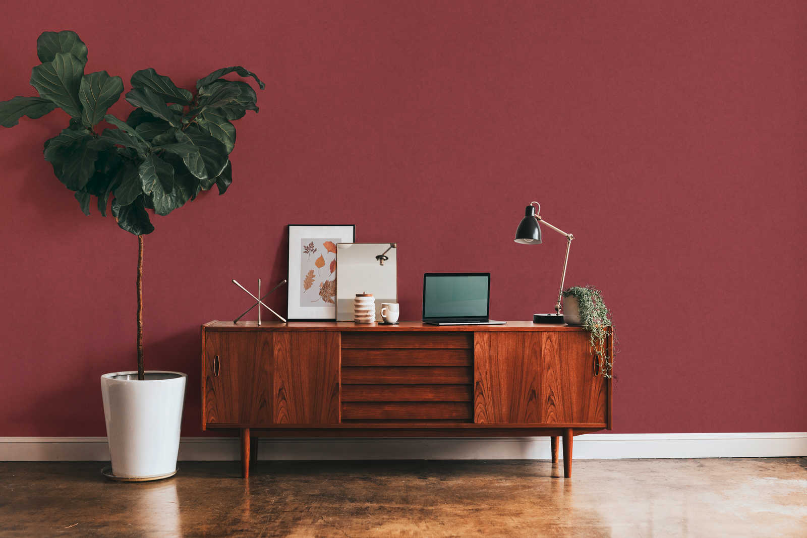             Kaminrote Vliestapete mit Betonoptik – Rot
        