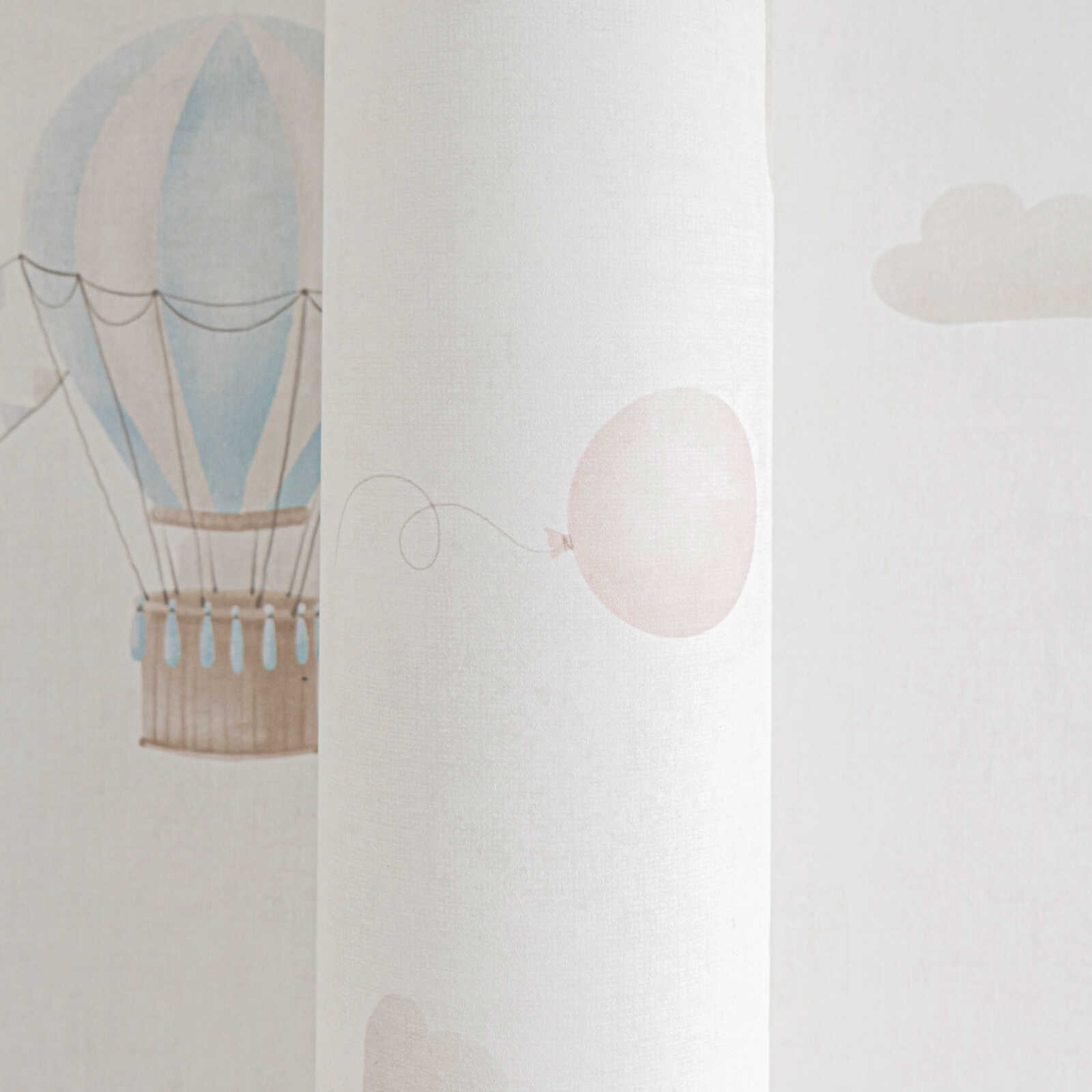             Kinderzimmer Vliestapete mit Heißluftballons und Wolken – Verspieltes Design für kleine Entdecker – Blau, Creme, Rosa
        